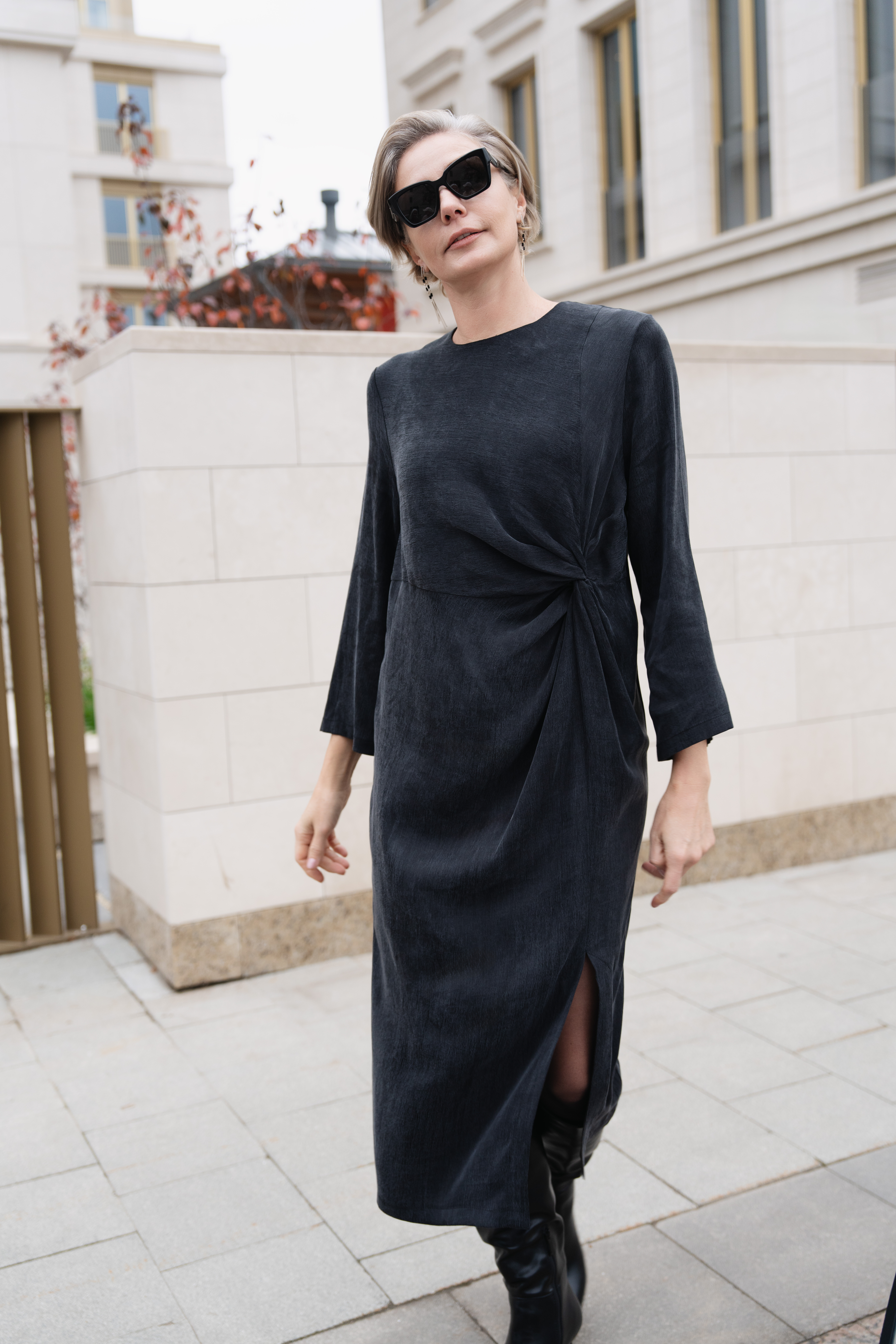 Платье со сложной драпировкой, вареный шелк 11 Антрацит (anthracite), 71 Мокко меланж (melange mocco) от Lesel (Лесель)! Заказывайте по ✆ 8 (800) 777 02 37