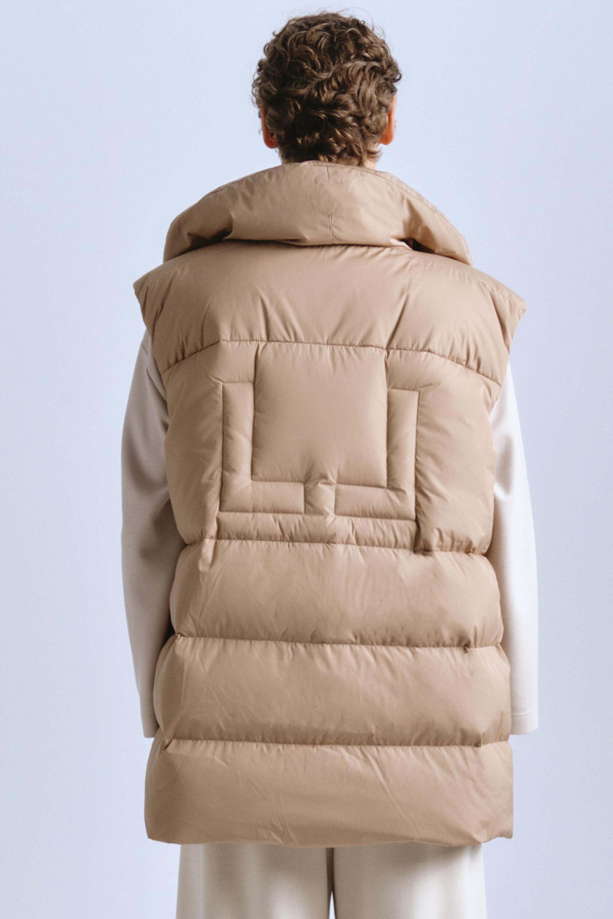 Жилет пуховый с навесными петлями