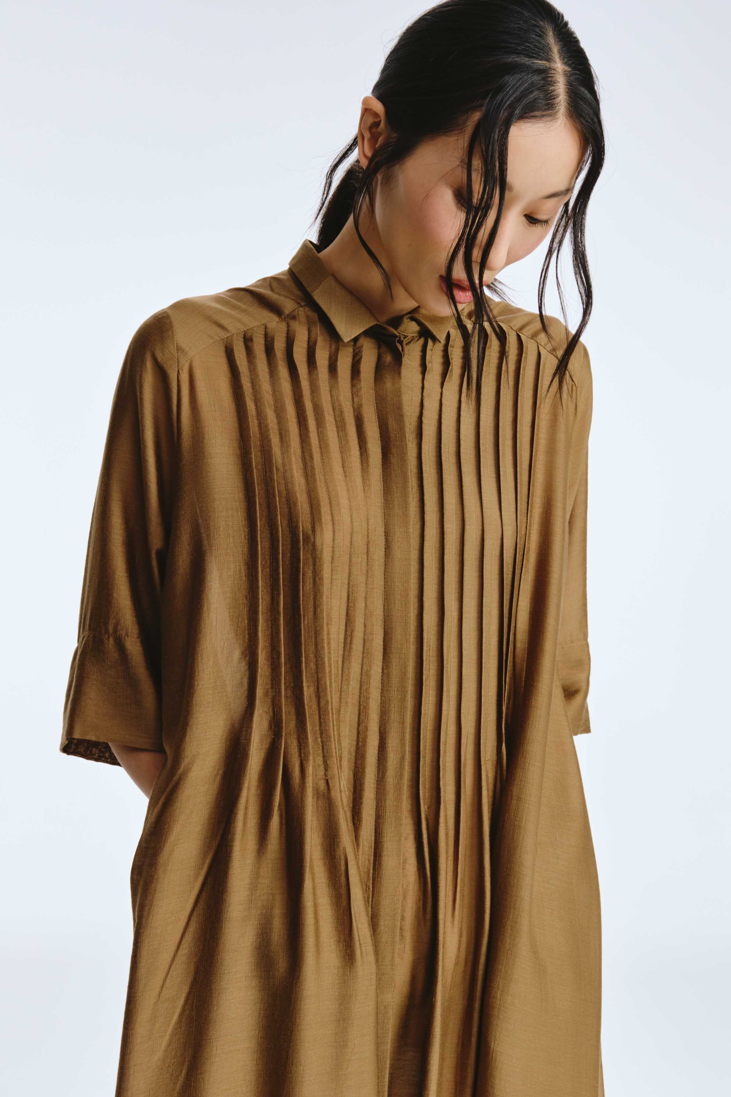 Платье рубашка с защипами 86 Бронза (bronze), 24 Кармин (carmine), 00 Черный (noir), 27 Вишня (cherry), 11 Антрацит (anthracite), 78 Полутень (penombre) от Lesel (Лесель)! Заказывайте по ✆ 8 (800) 777 02 37