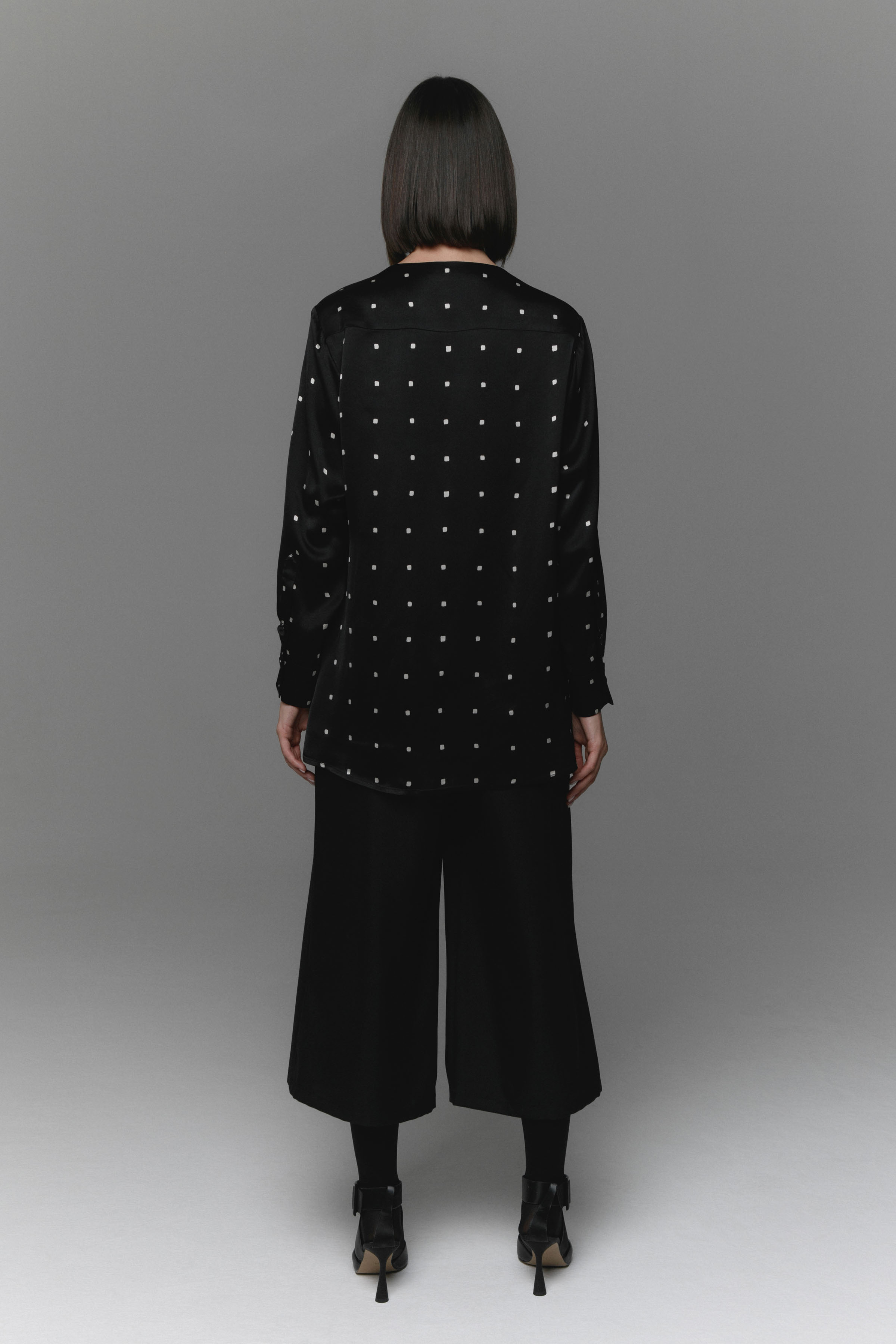 Блуза с запахом "Ночные окна", атласная  от Lesel (Лесель)! Заказывайте по ✆ 8 (800) 777 02 37