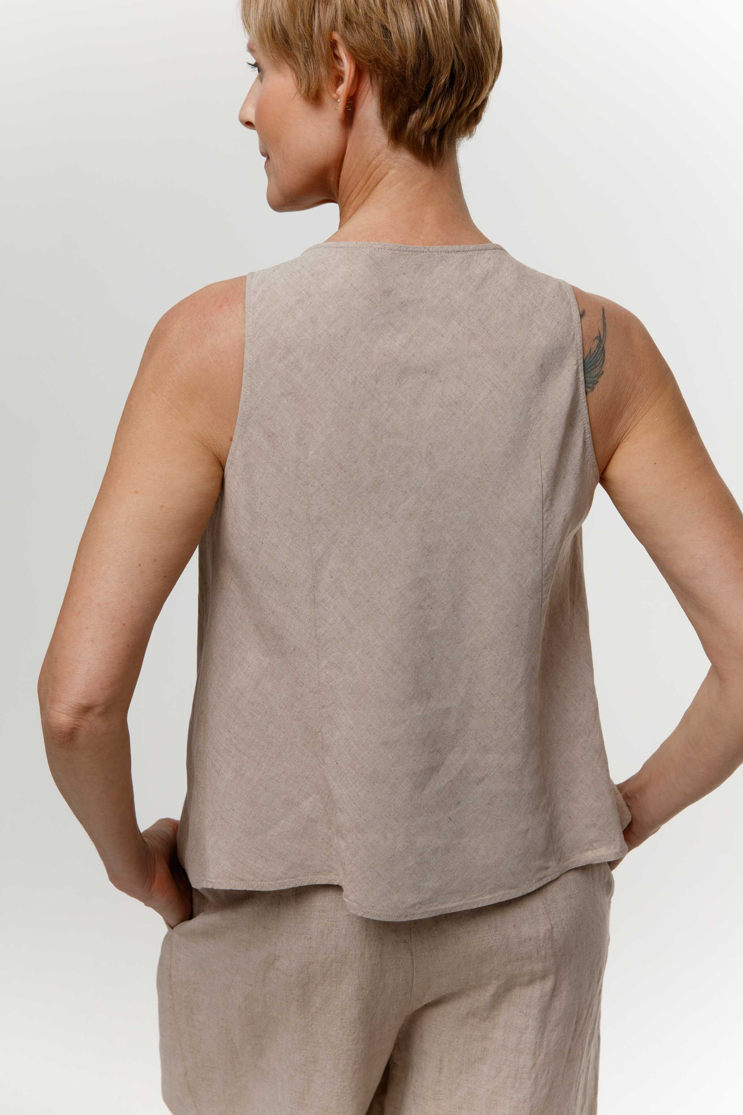 Блуза с асимметричными складками, без рукавов, лён  от Lesel (Лесель)! Заказывайте по ✆ 8 (800) 777 02 37