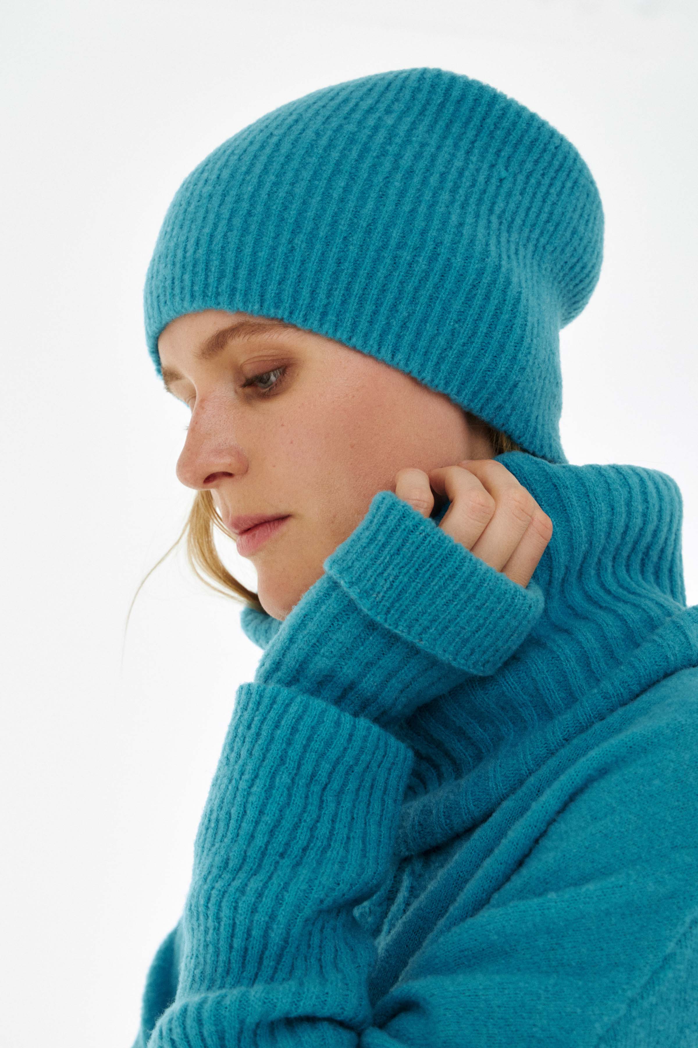 Шапка резинка плотная 36 Бирюза (turguoise), 62 Хризолит (chrysolithe), 43 Цикламен (cyclamen), 41 Розовый мрамор (marbre rose), 00 Черный (noir) от Lesel (Лесель)! Заказывайте по ✆ 8 (800) 777 02 37