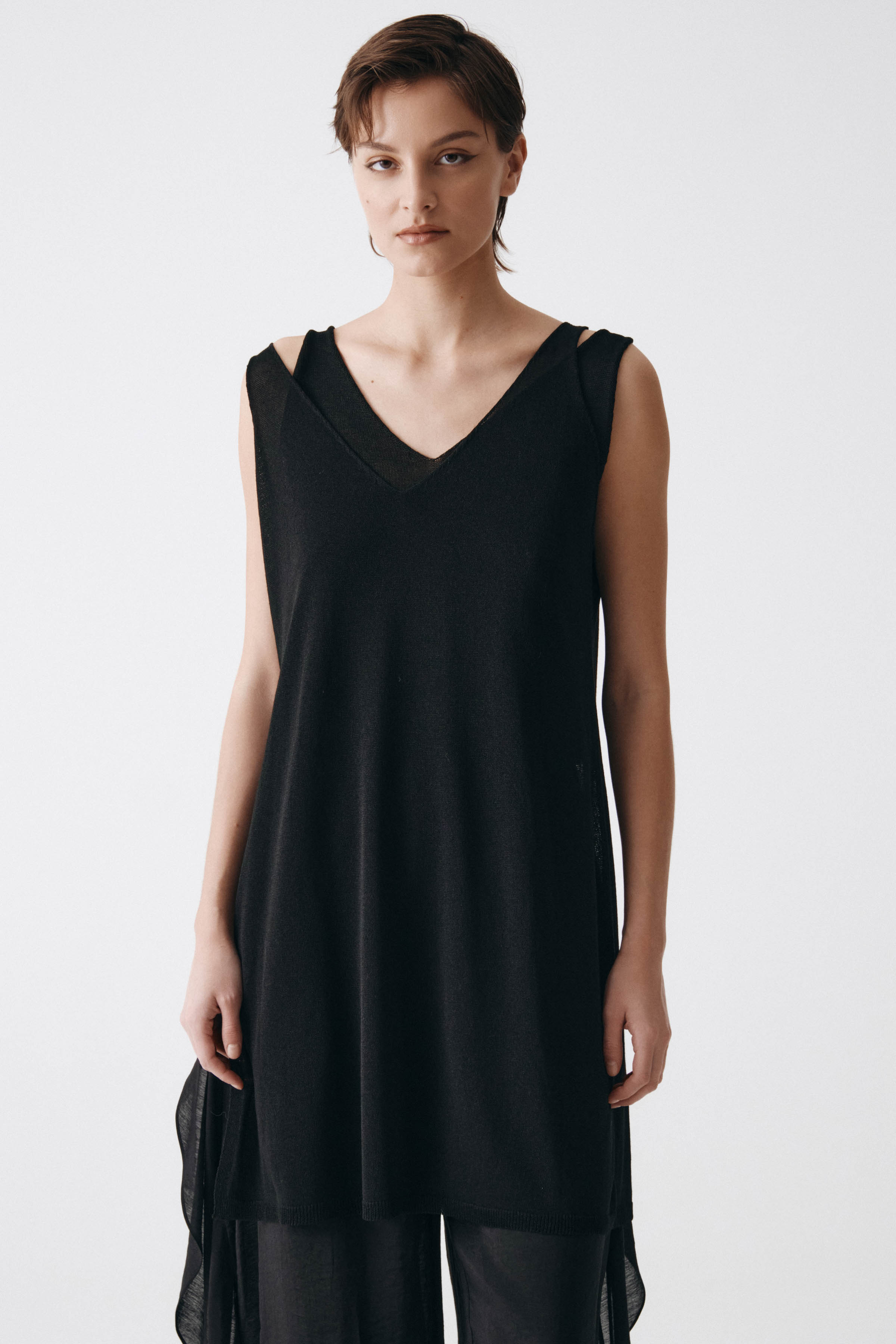 Топ туника на бретелях с разрезом  от Lesel (Лесель)! Заказывайте по ✆ 8 (800) 777 02 37