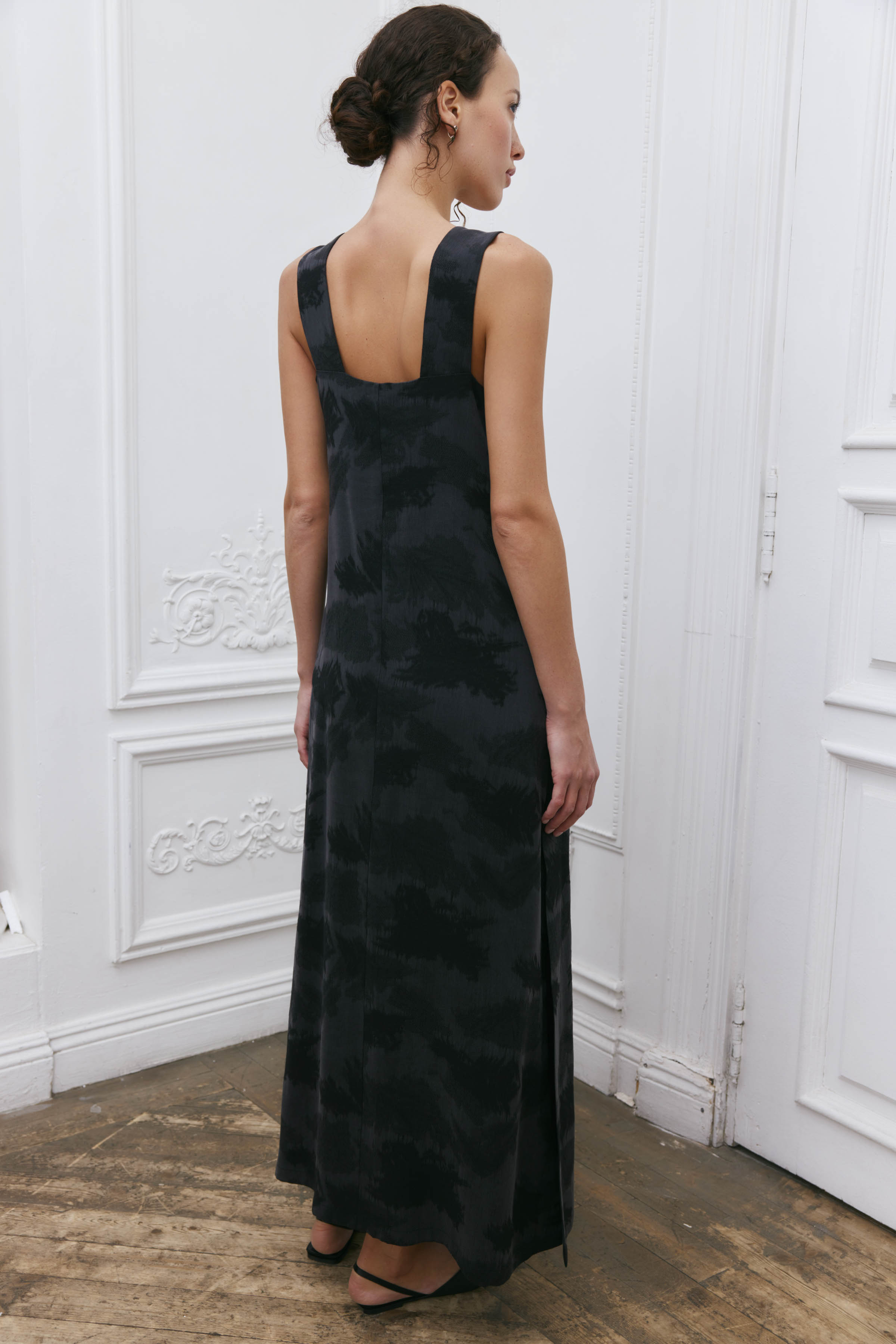 Платье прямое, широкие бретели, жаккард 00 Чёрный перламутр (nacre noire), 01 Серый перламутр (nacre gris) от Lesel (Лесель)! Заказывайте по ✆ 8 (800) 777 02 37