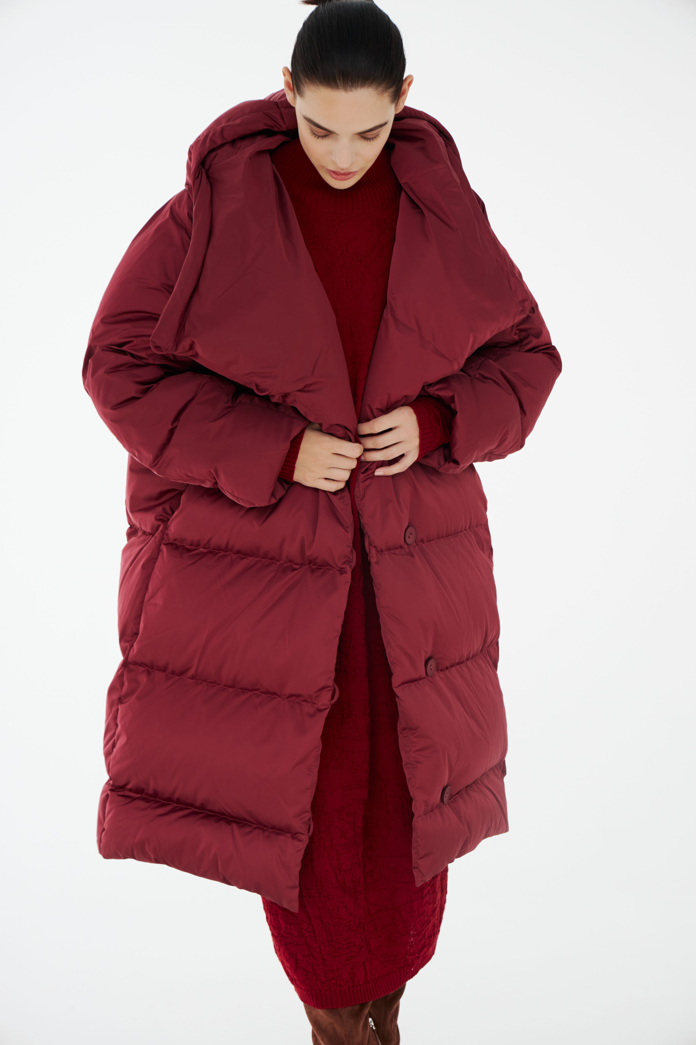 Пальто пуховое с навесными петлями 27 Бордо (burdeaux), 00 Черный (noir), 68 Изумруд (emeraude), 77 Торф (tourbe), 33 Ночь (nuit), 28 Ягода (baie) от Lesel (Лесель)! Заказывайте по ✆ 8 (800) 777 02 37