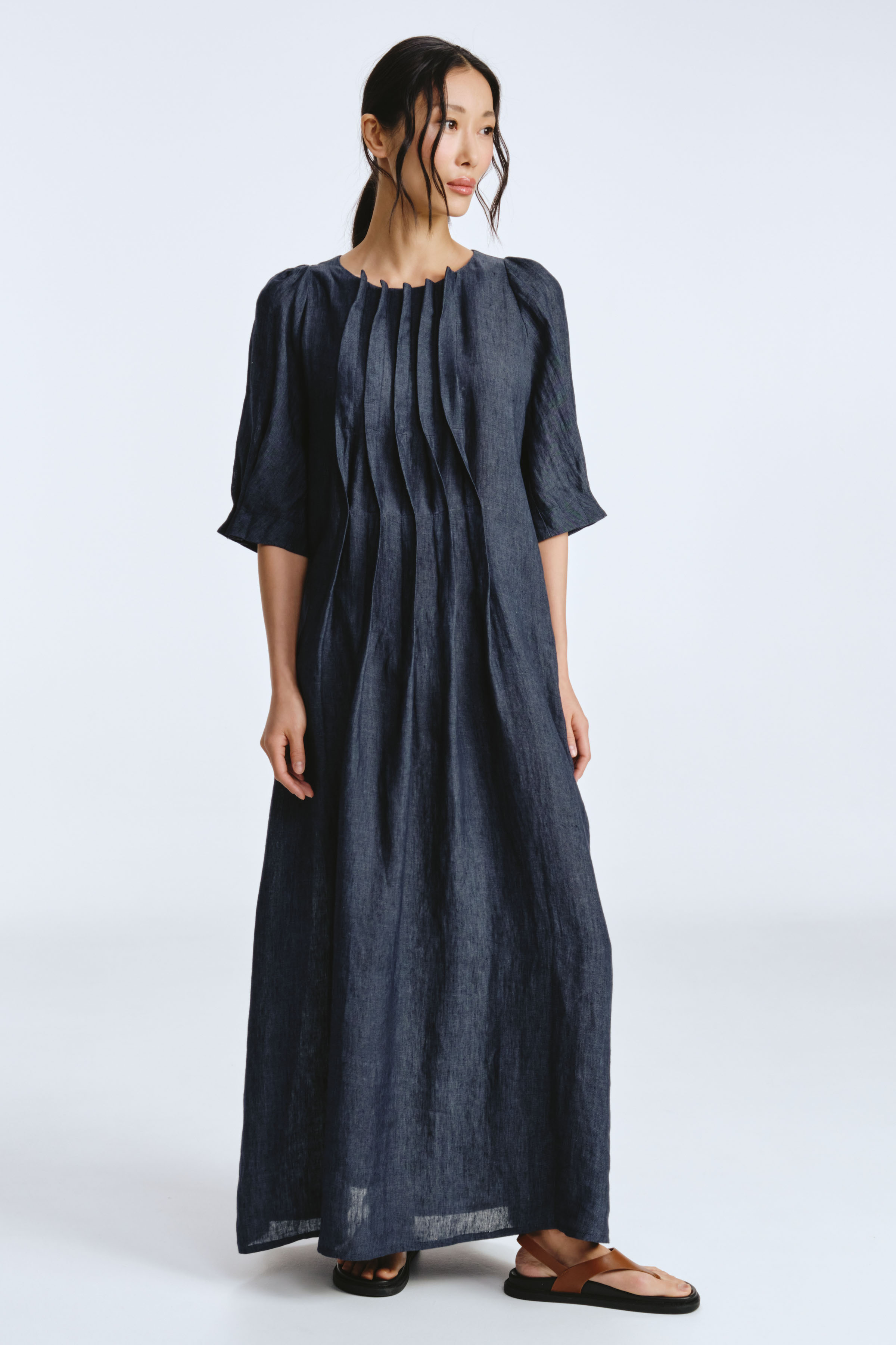 Платье с широкими защипами, лен 38 Джинсовый (denim) от Lesel (Лесель)! Заказывайте по ✆ 8 (800) 777 02 37