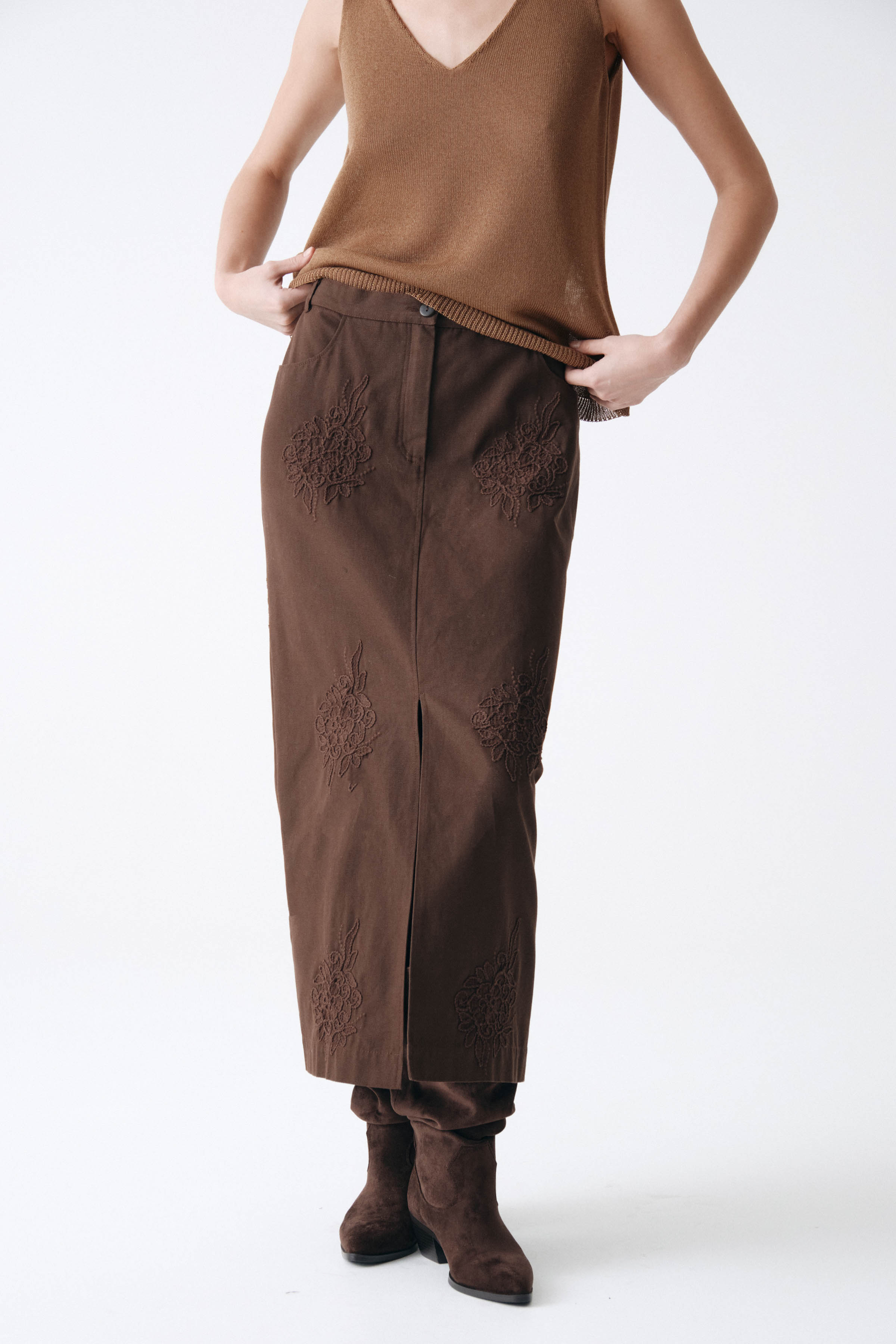 Юбка прямая с вышивкой  от Lesel (Лесель)! Заказывайте по ✆ 8 (800) 777 02 37