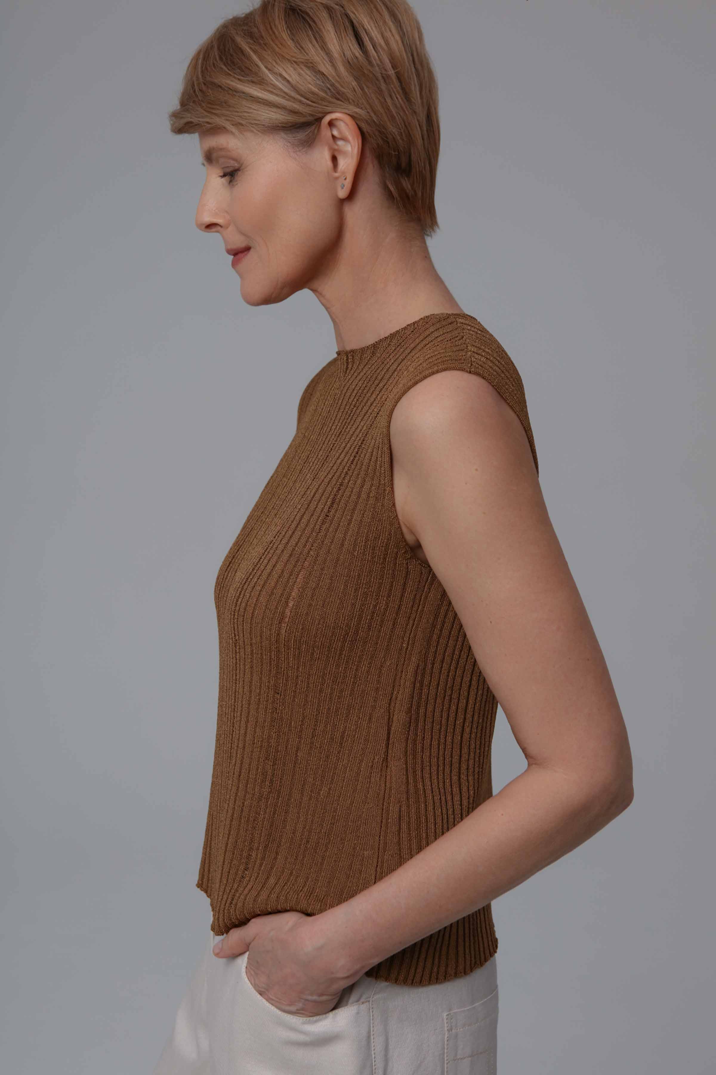 Топ Безрукавка Ластичная 76 Орех (noisette) от Lesel (Лесель)! Заказывайте по ✆ 8 (800) 777 02 37