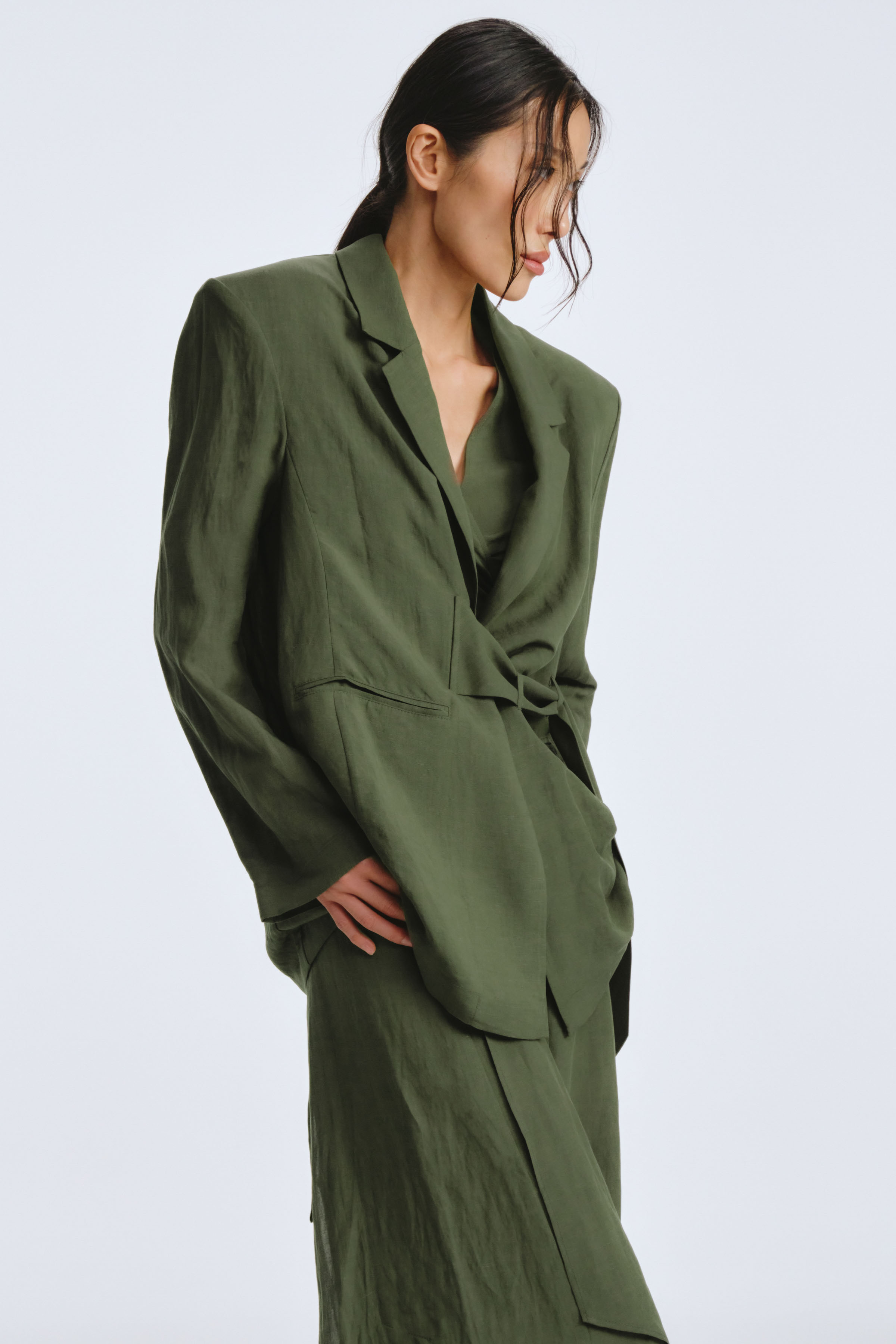 Жакет прямой, с хлястиком, тонкий лен 60 Лесная чаща (foret dense) от Lesel (Лесель)! Заказывайте по ✆ 8 (800) 777 02 37