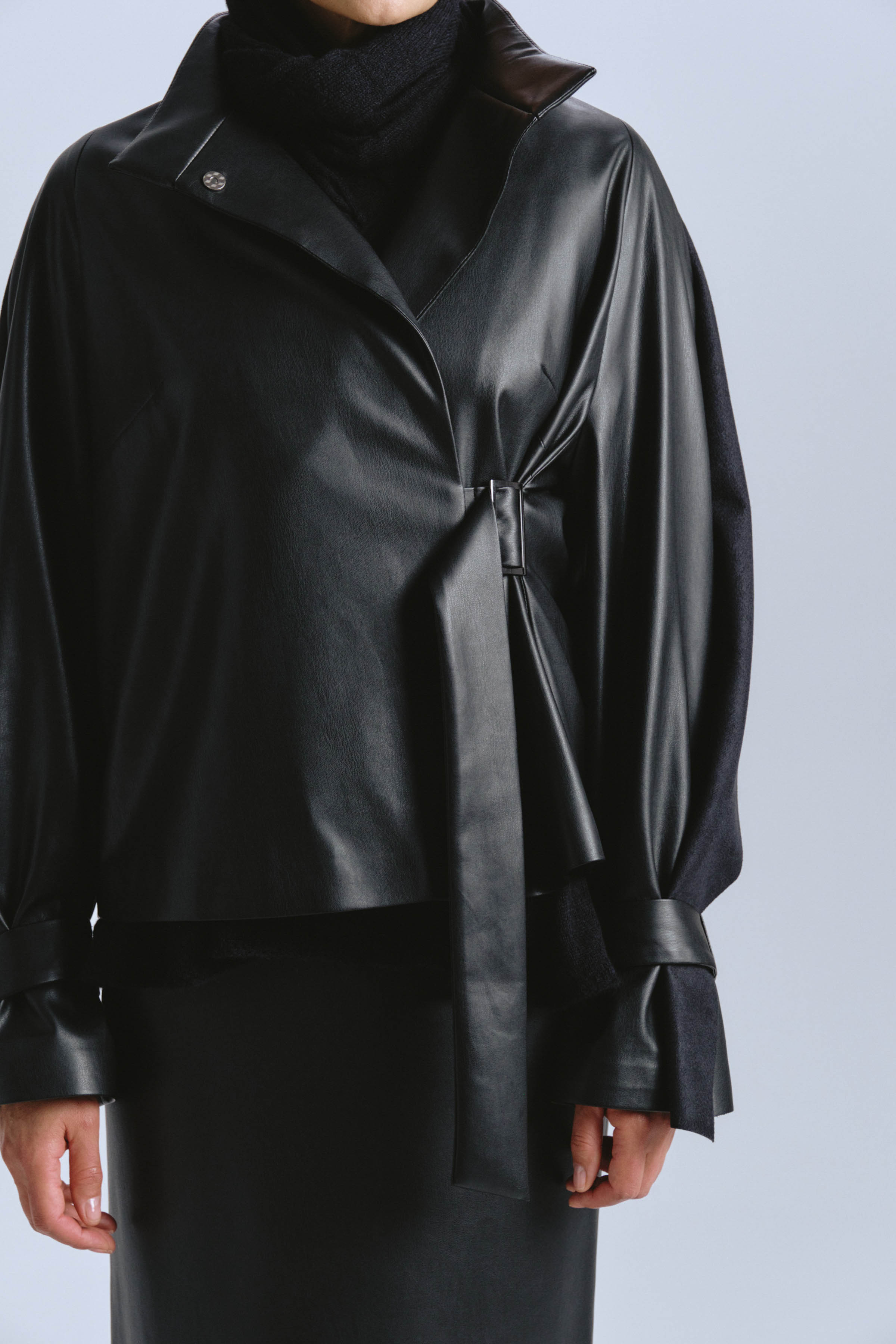 Тренч с пелеринами, короткий, кожа 00 Черный (noir) от Lesel (Лесель)! Заказывайте по ✆ 8 (800) 777 02 37