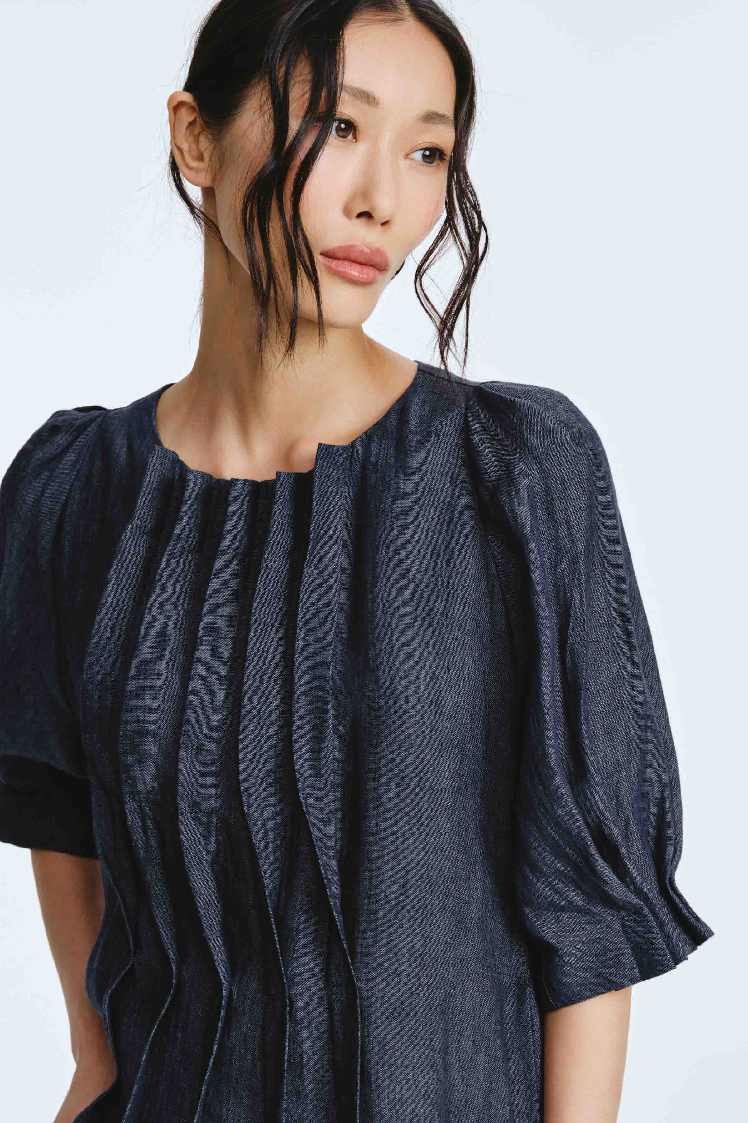 Платье с широкими защипами, лен 38 Джинсовый (denim) от Lesel (Лесель)! Заказывайте по ✆ 8 (800) 777 02 37
