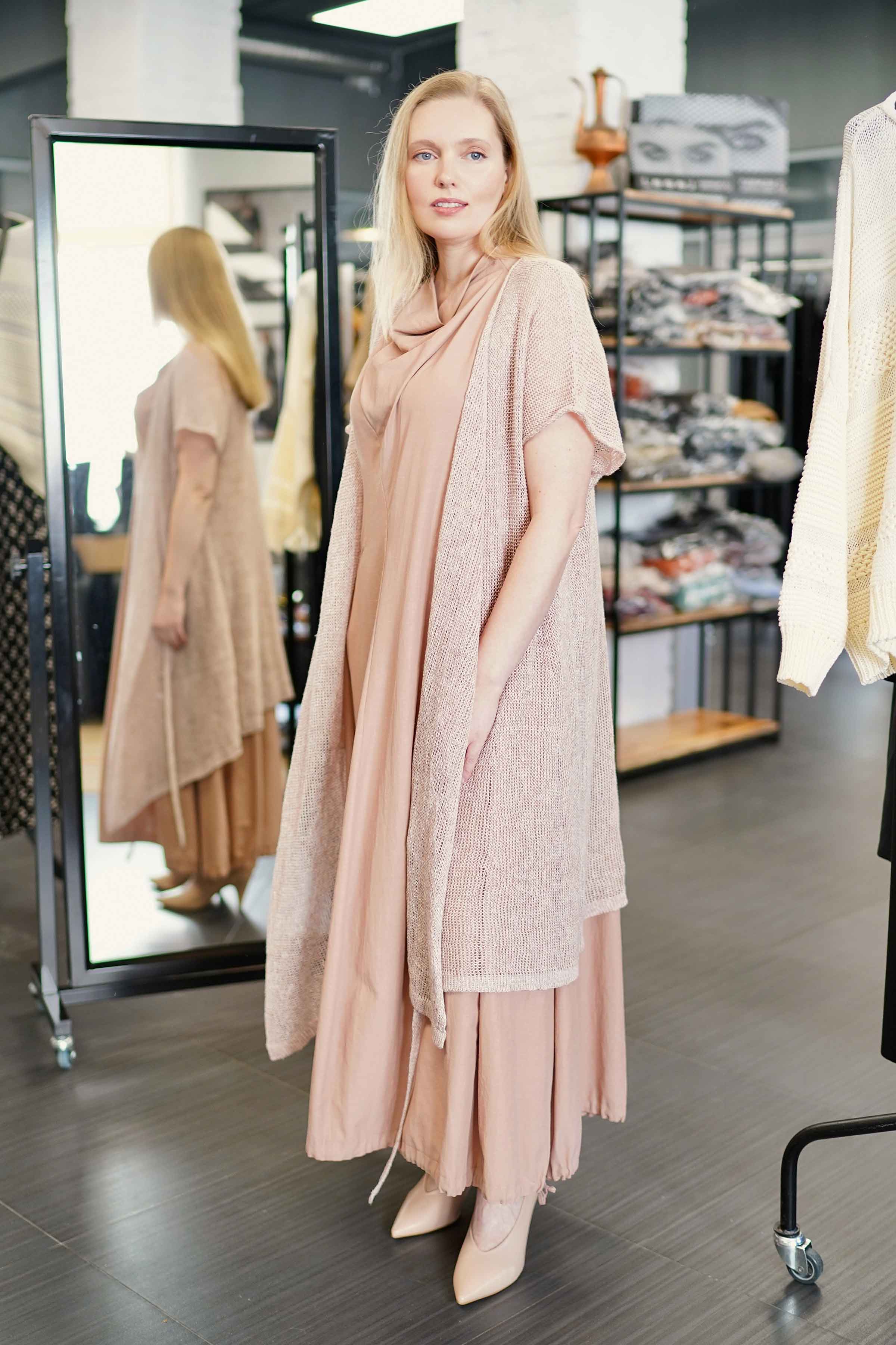 Кардиган удлинённый без рукавов 41 Розовый мрамор (marbre rose) от Lesel (Лесель)! Заказывайте по ✆ 8 (800) 777 02 37