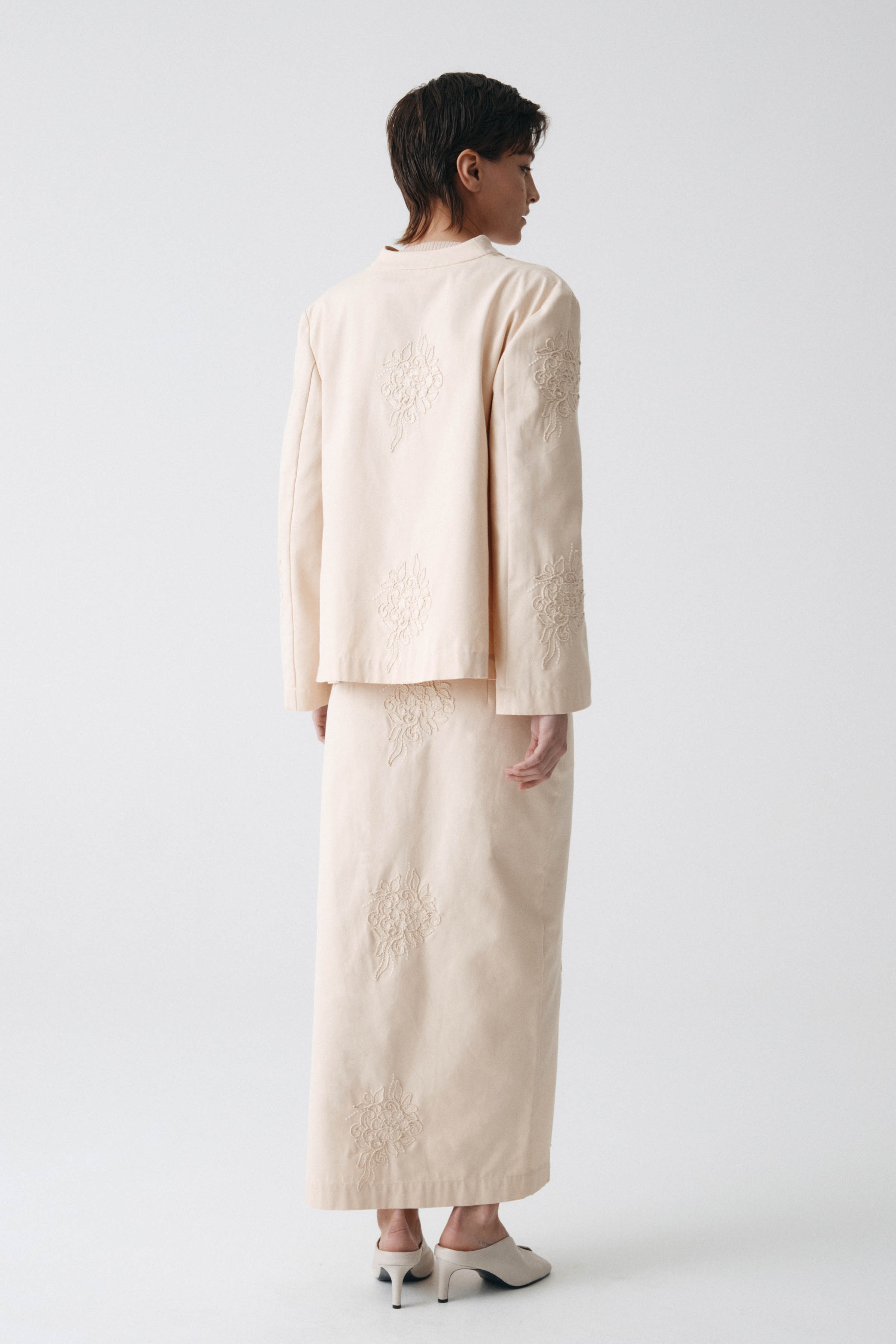 Юбка прямая с вышивкой  от Lesel (Лесель)! Заказывайте по ✆ 8 (800) 777 02 37