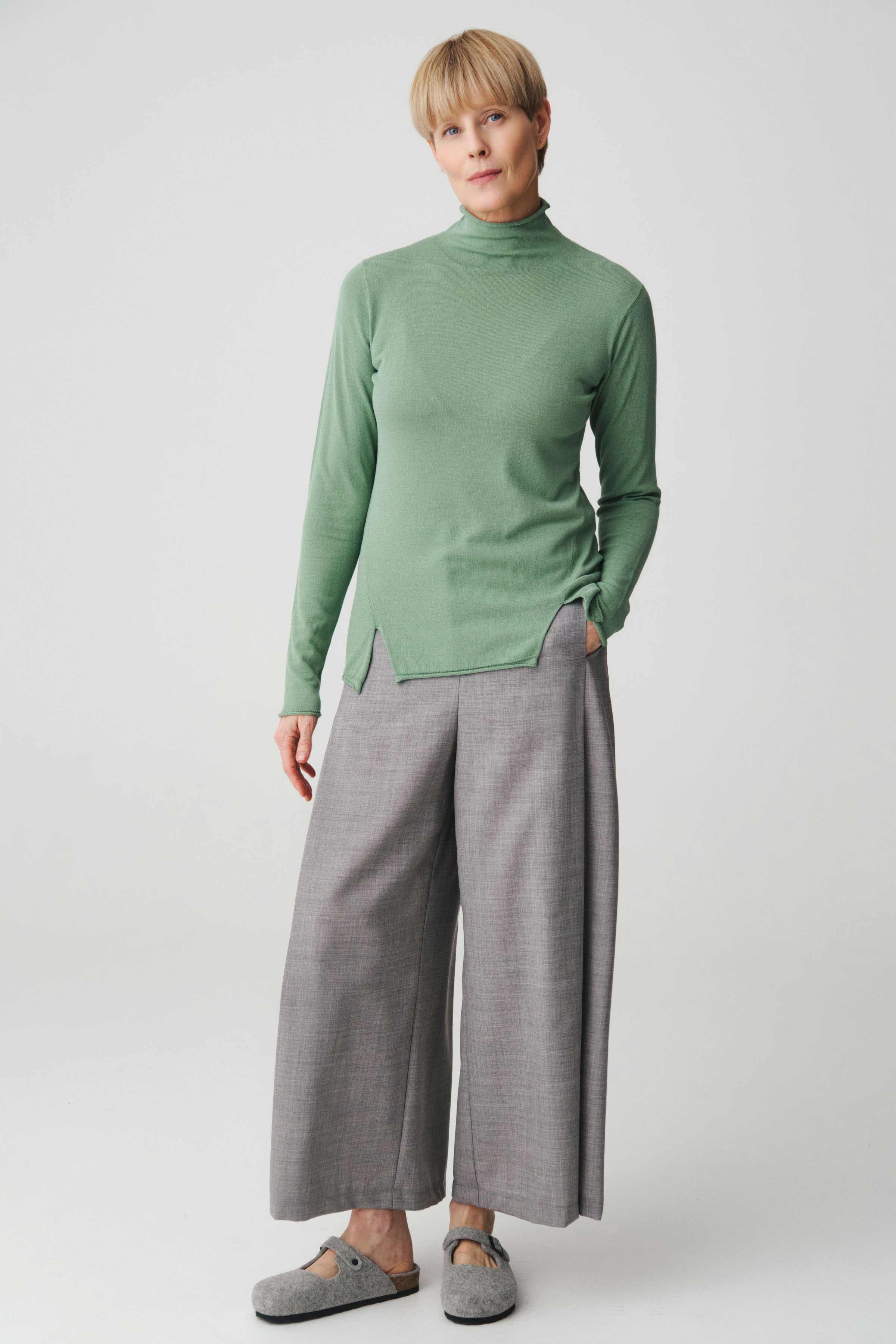 Джемпер водолазка с разрезом