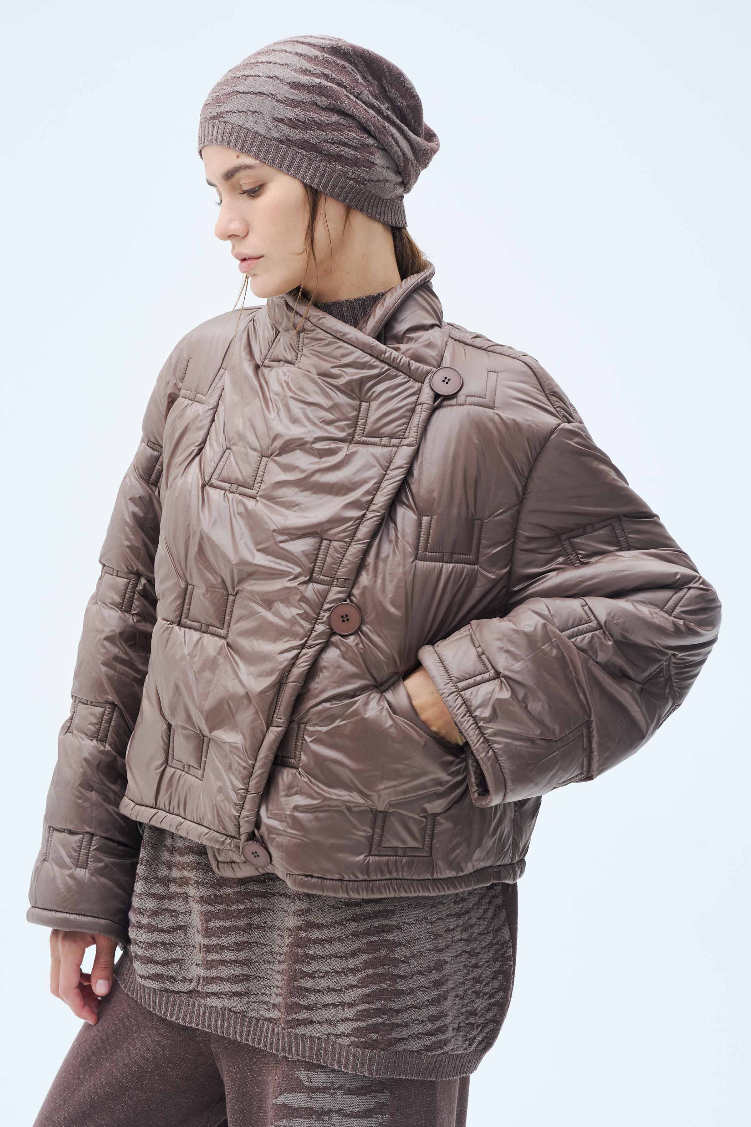 Куртка стежка лого, короткая 74 Тень (ombre) от Lesel (Лесель)! Заказывайте по ✆ 8 (800) 777 02 37
