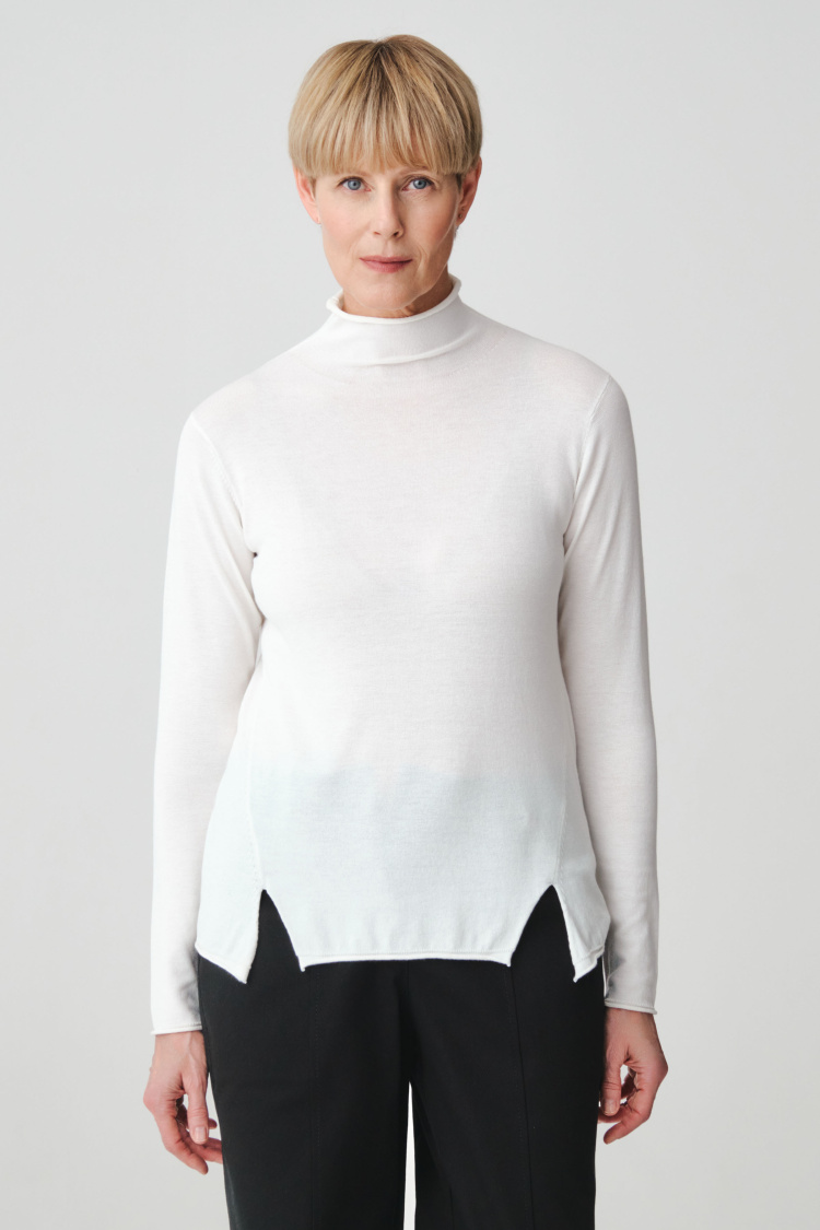 Джемпер водолазка с разрезом