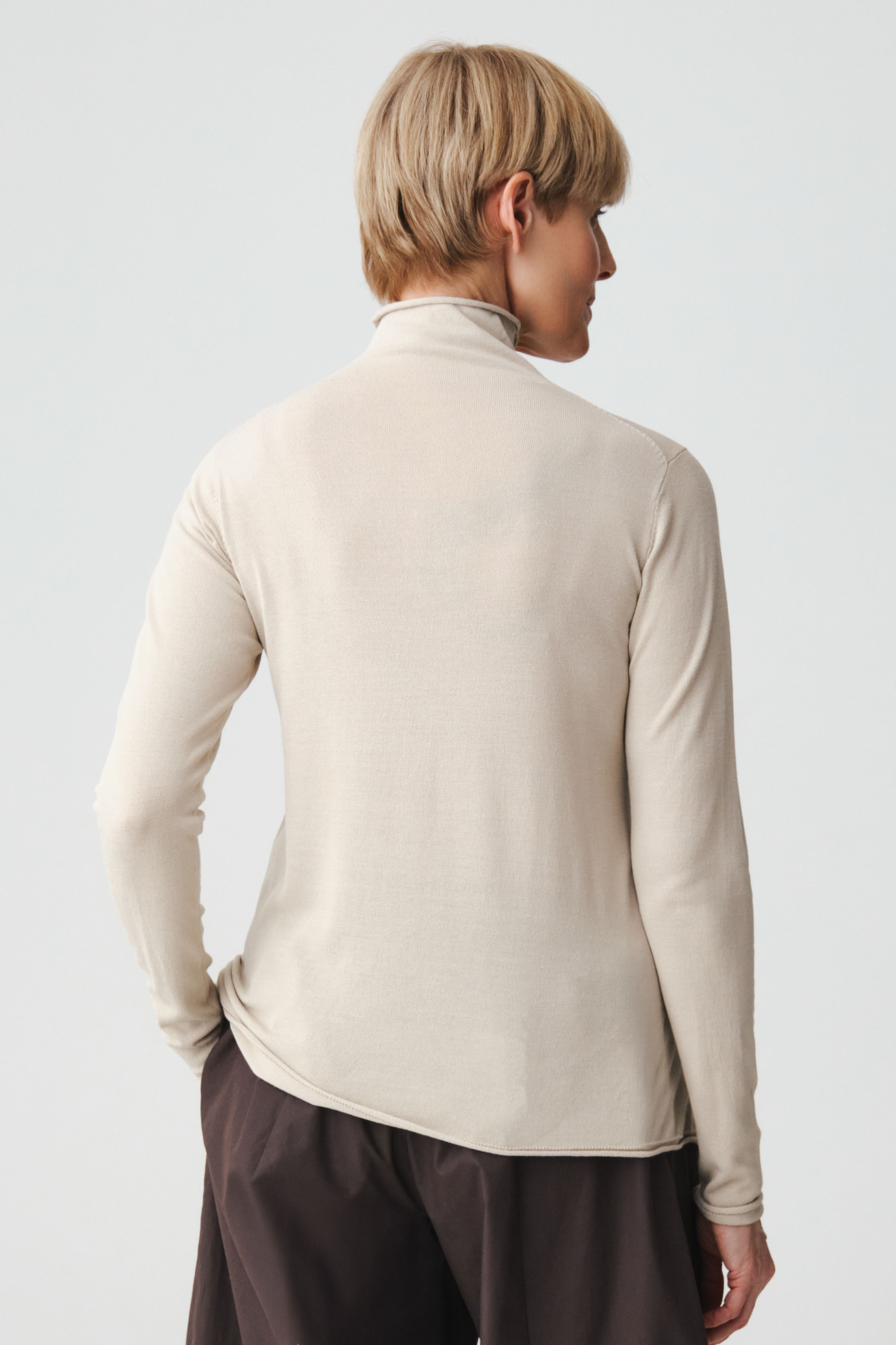 Джемпер водолазка с разрезом