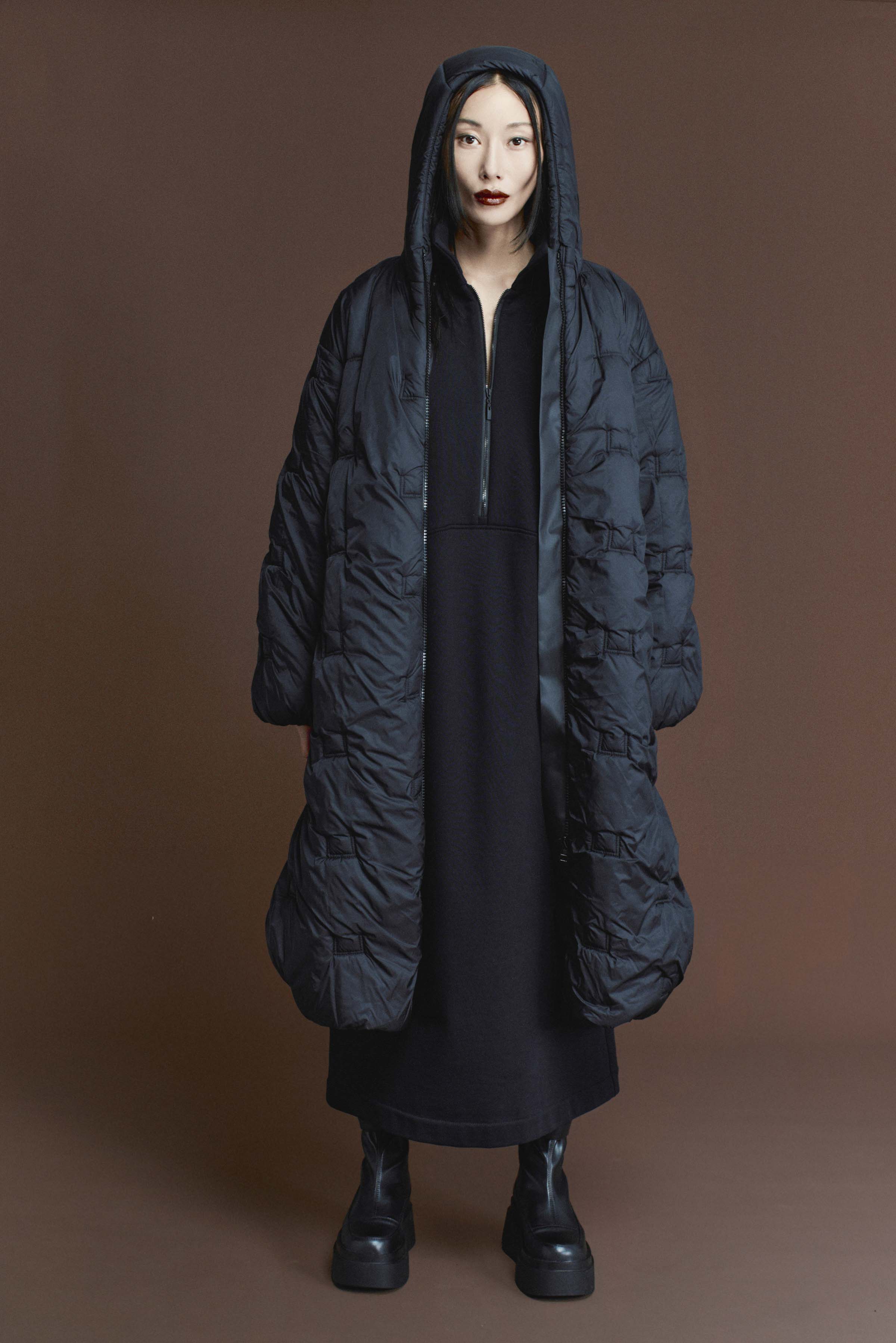 Пальто стежка лого, среднее 00 Черный (noir), 74 Тень (ombre) от Lesel (Лесель)! Заказывайте по ✆ 8 (800) 777 02 37