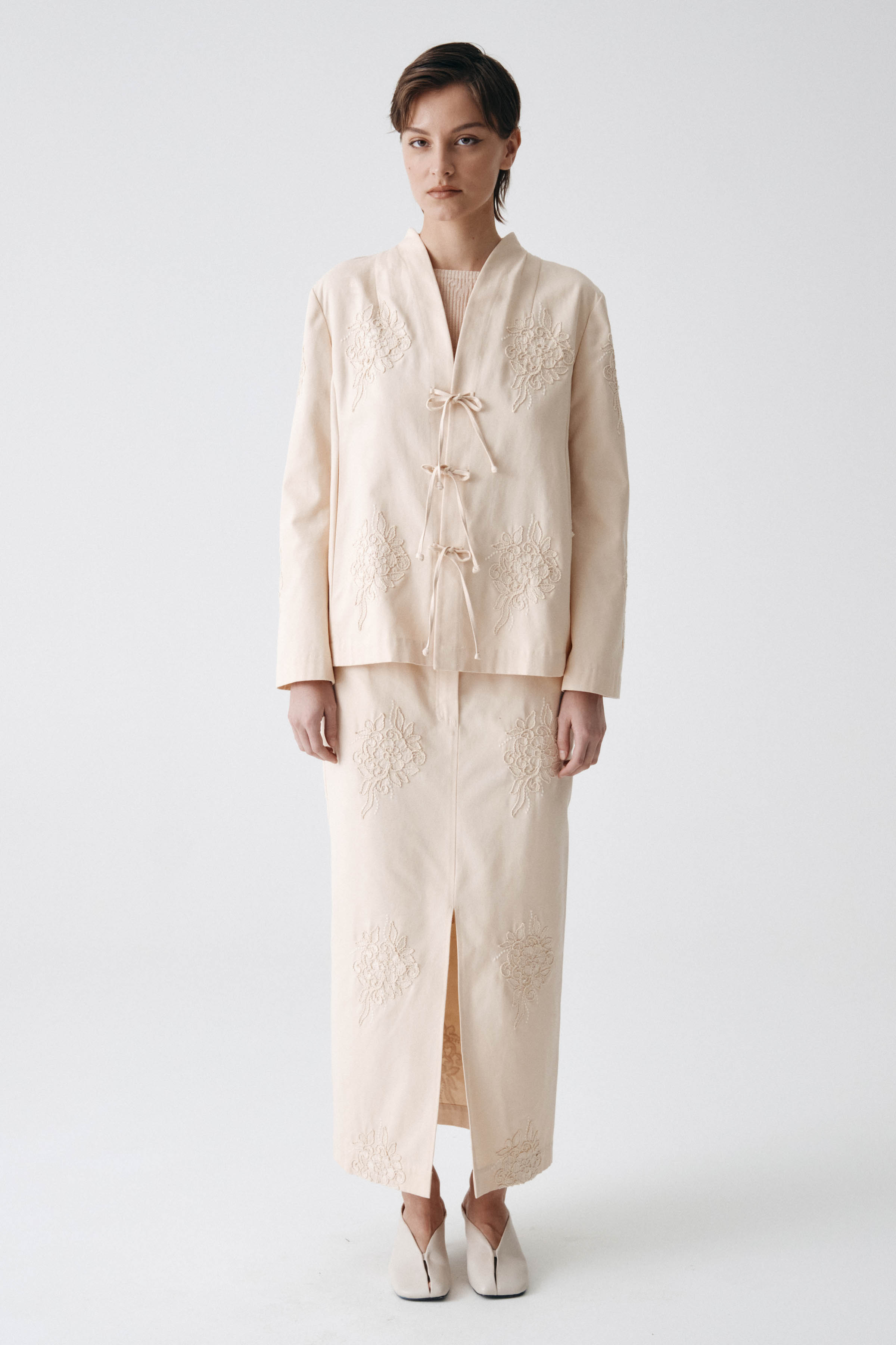 Юбка прямая с вышивкой  от Lesel (Лесель)! Заказывайте по ✆ 8 (800) 777 02 37