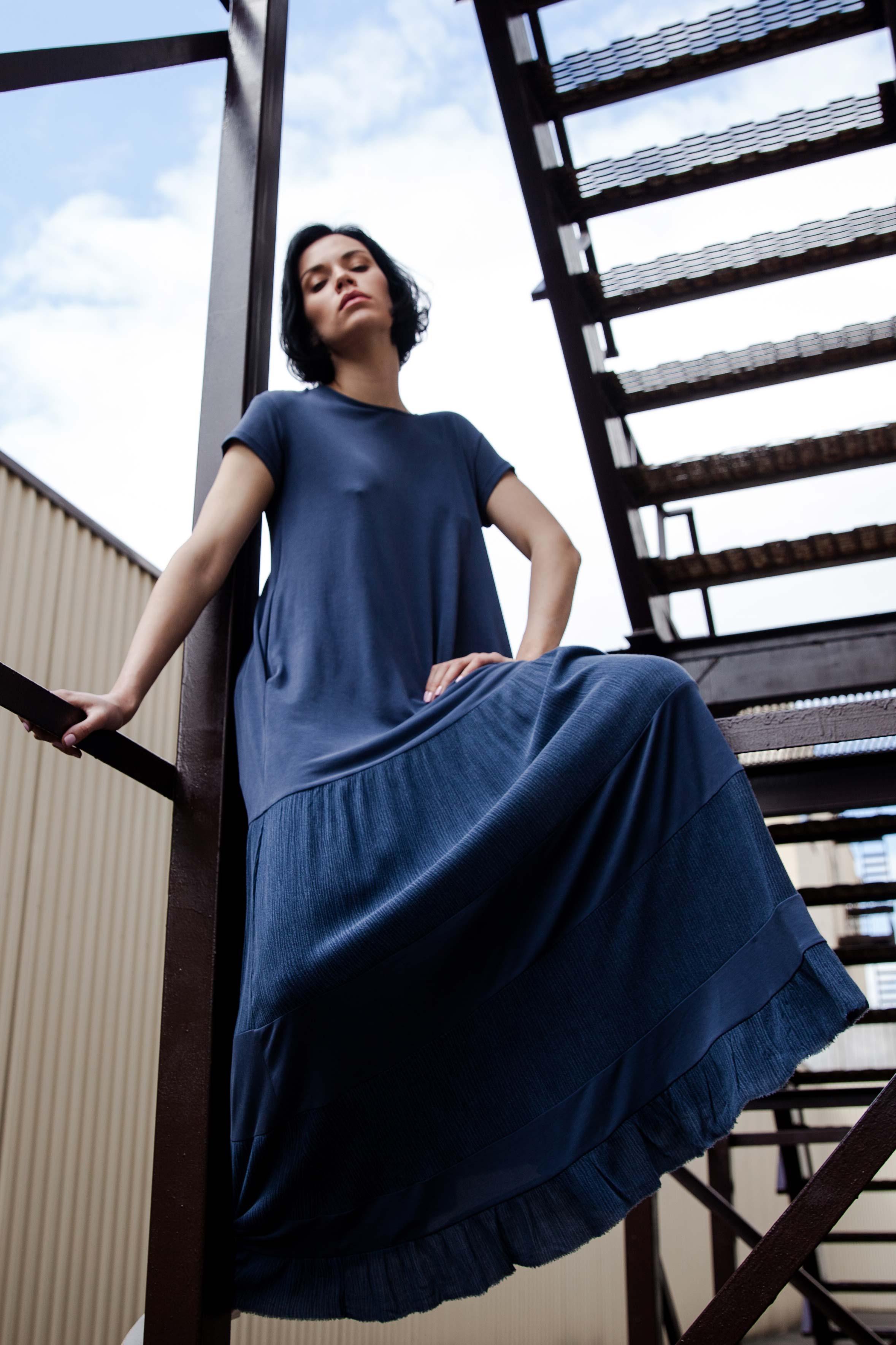Платье с отделкой длинное 38 Джинсовый (denim) от Lesel (Лесель)! Заказывайте по ✆ 8 (800) 777 02 37