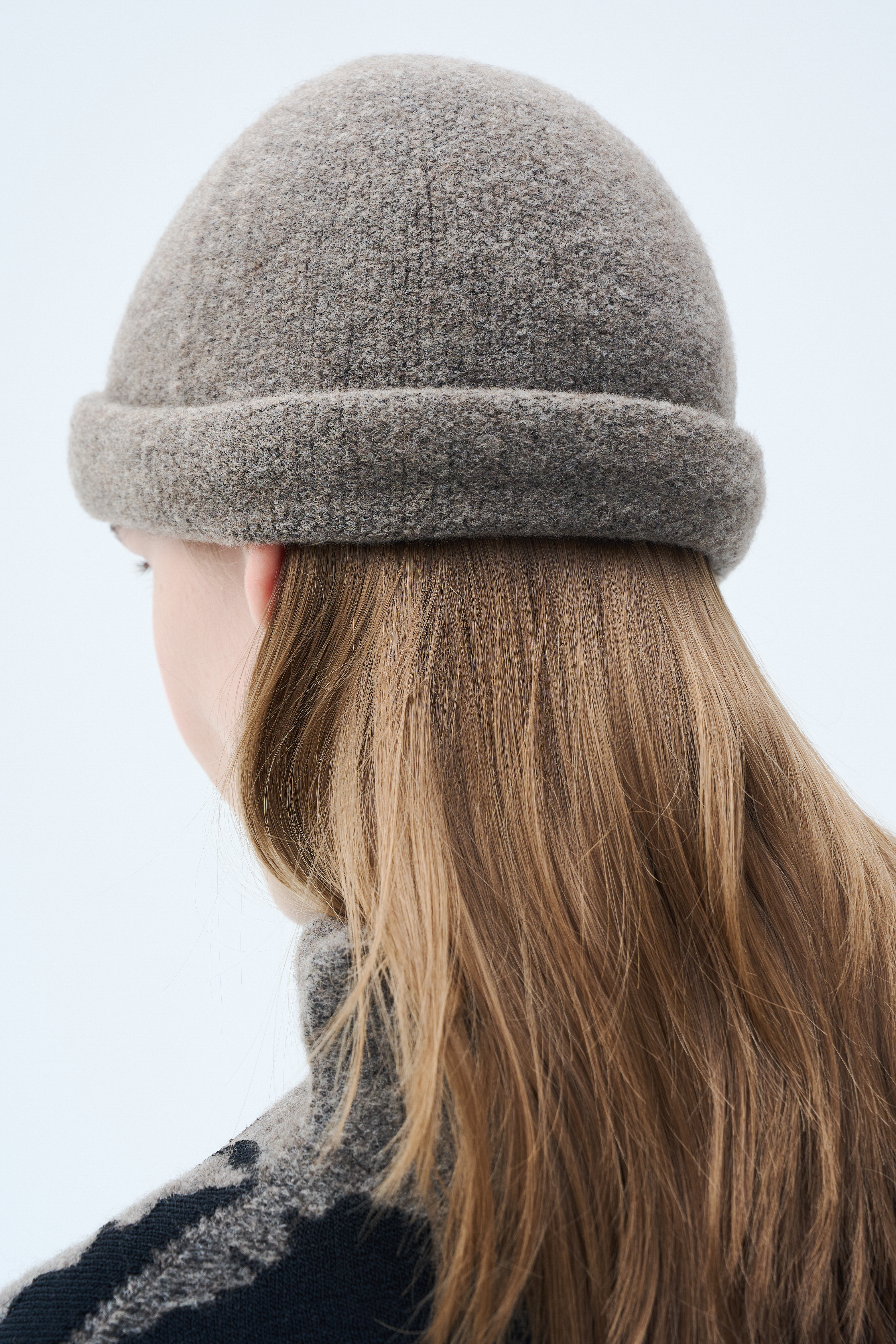 Шапка Овал 09 Беж-меланж (melange beige), 00 Черный (noir), 15 Серый меланж (melange gris), 34 Голубой лед (glace bleue), 62 Хризолит (chrysolithe) от Lesel (Лесель)! Заказывайте по ✆ 8 (800) 777 02 37