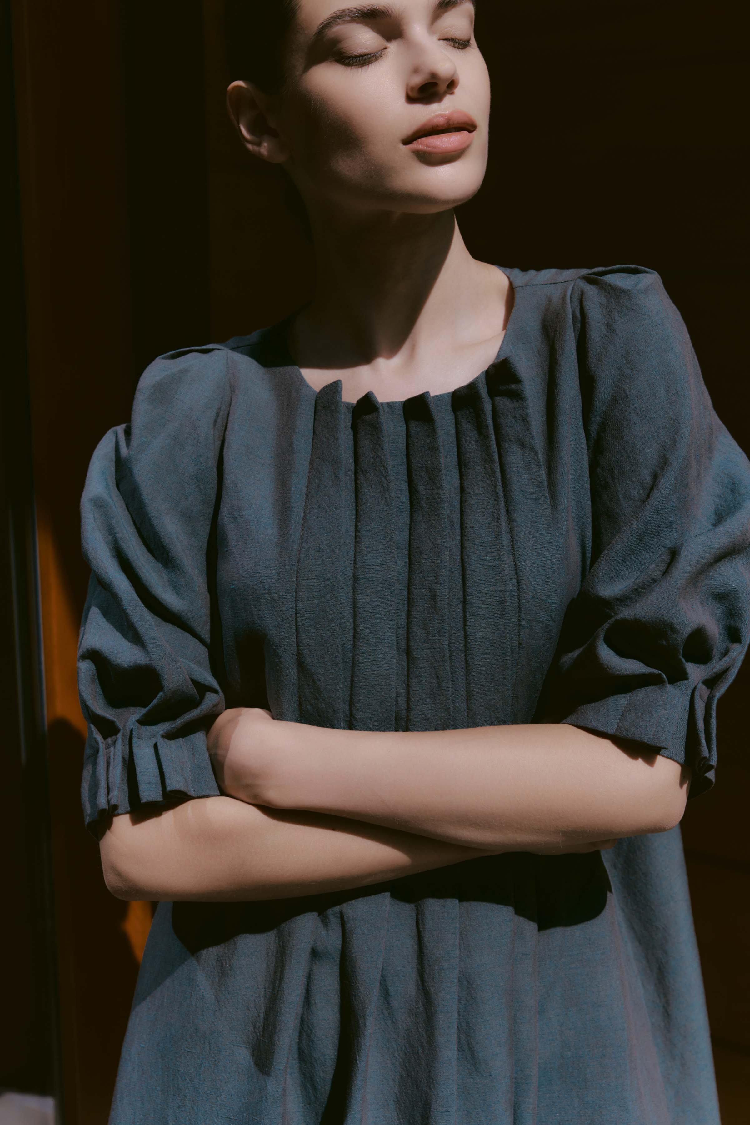 Платье с широкими защипами, лен 64 Эвкалипт (eucalyptus) от Lesel (Лесель)! Заказывайте по ✆ 8 (800) 777 02 37