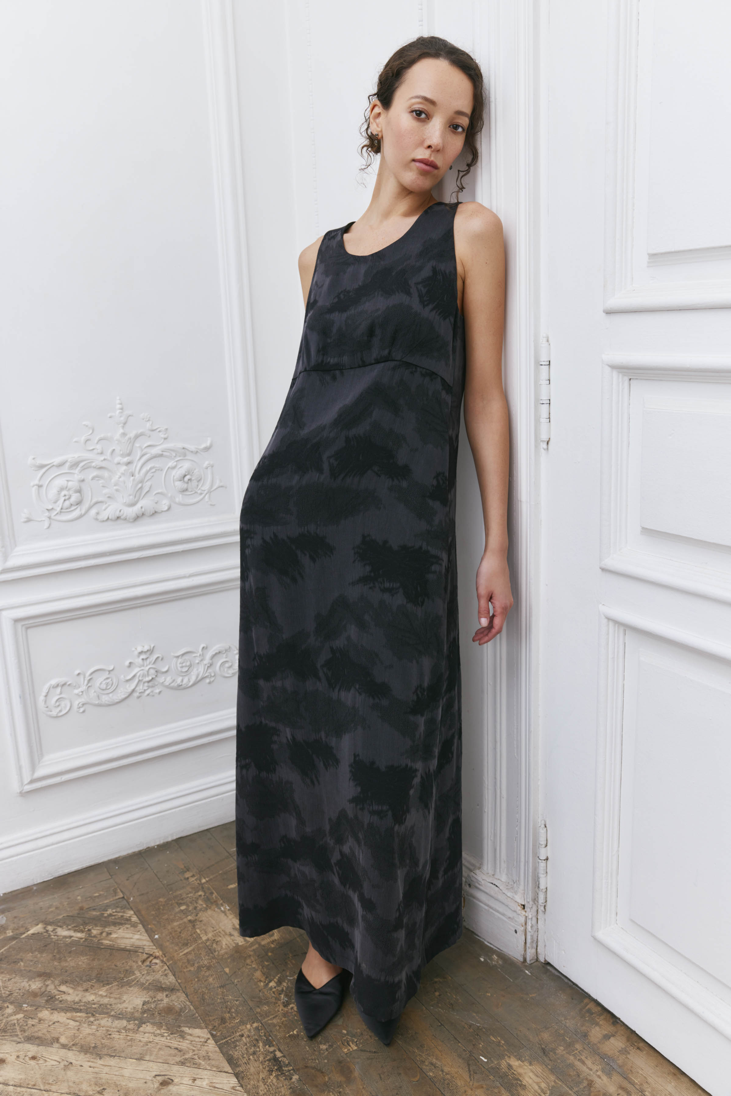 Платье прямое, широкие бретели, жаккард 00 Чёрный перламутр (nacre noire), 01 Серый перламутр (nacre gris) от Lesel (Лесель)! Заказывайте по ✆ 8 (800) 777 02 37