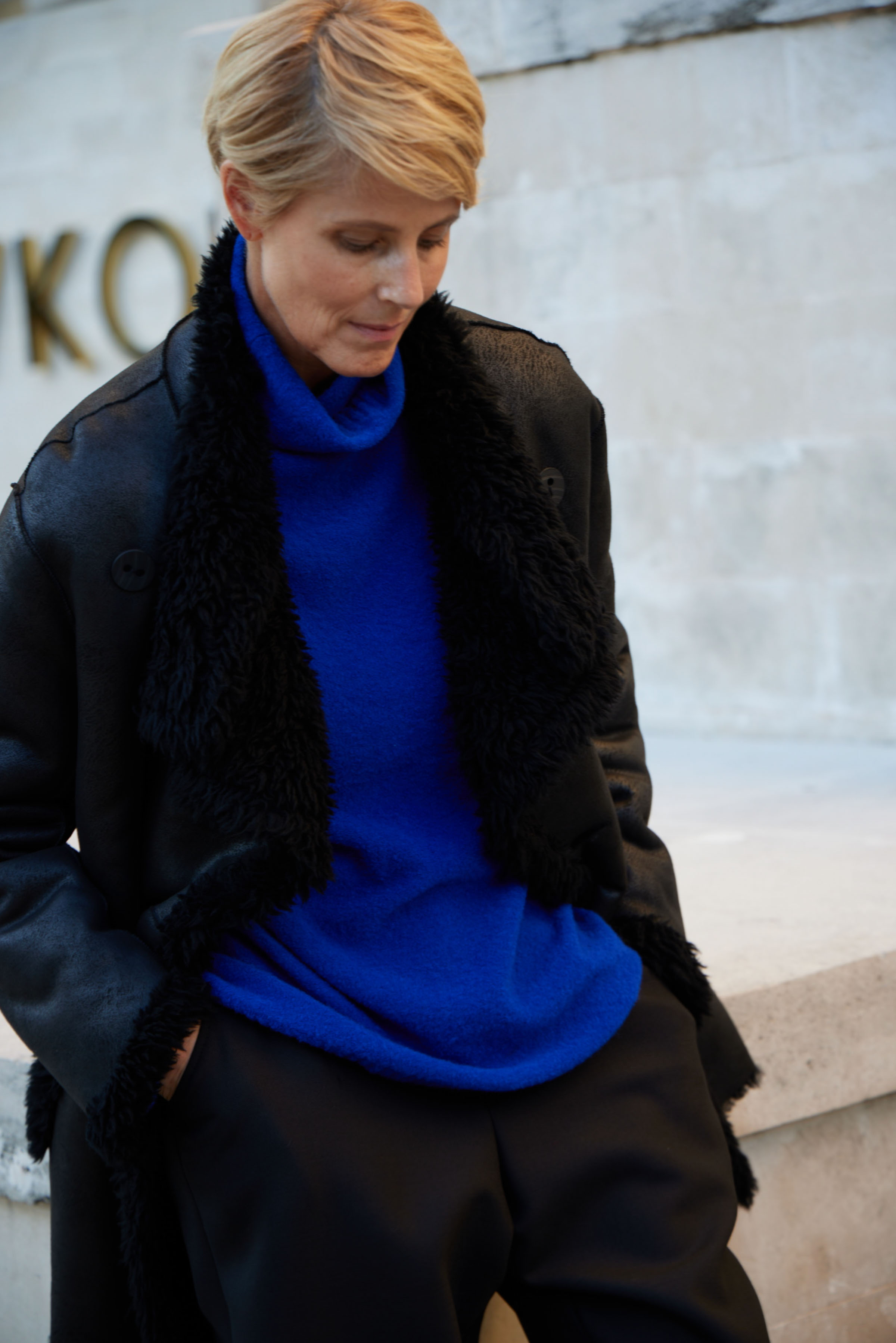 Пальто дубленка, с лацканами и воротником-стойкой средняя