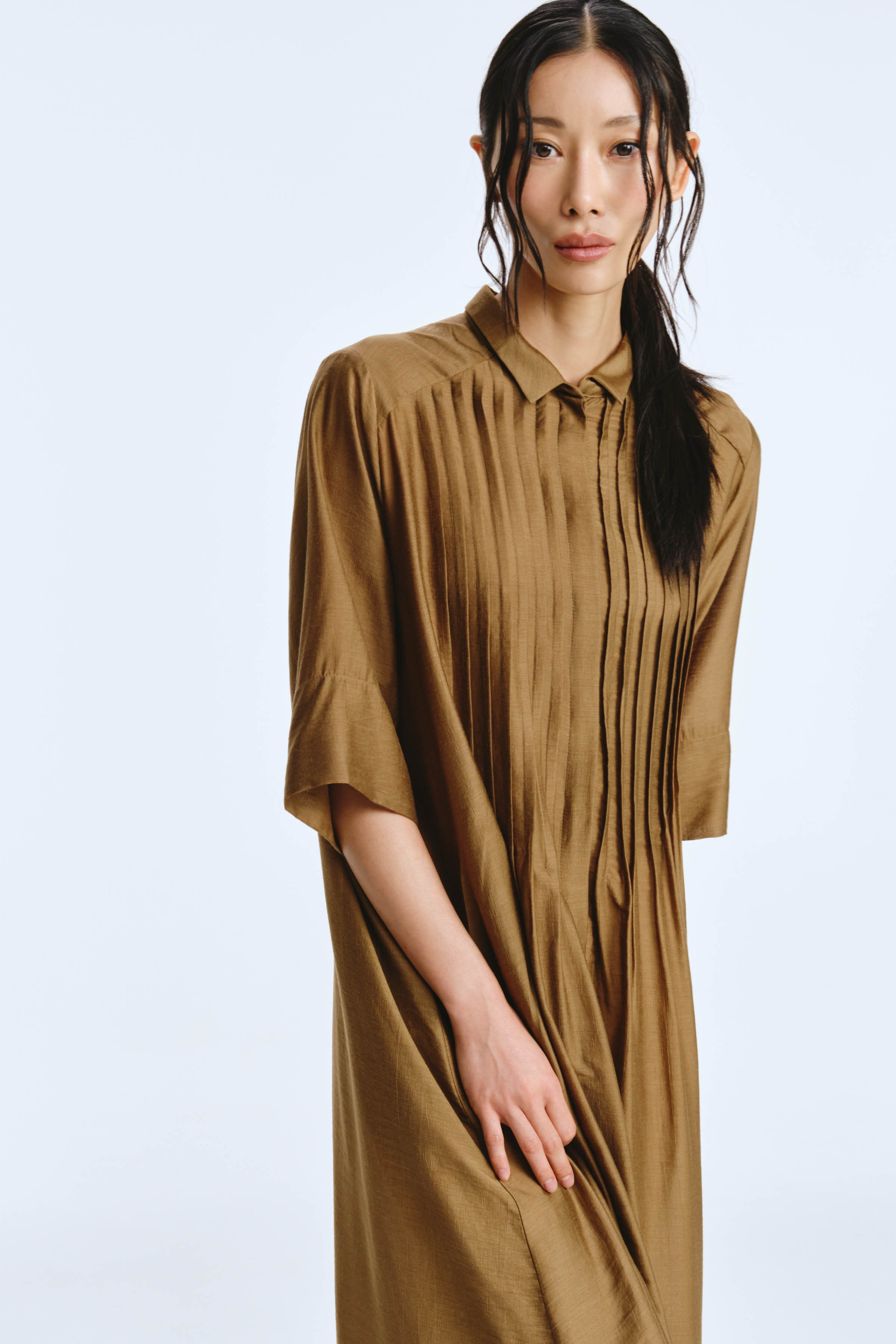 Платье рубашка с защипами 86 Бронза (bronze), 24 Кармин (carmine), 00 Черный (noir), 27 Вишня (cherry), 11 Антрацит (anthracite), 78 Полутень (penombre) от Lesel (Лесель)! Заказывайте по ✆ 8 (800) 777 02 37