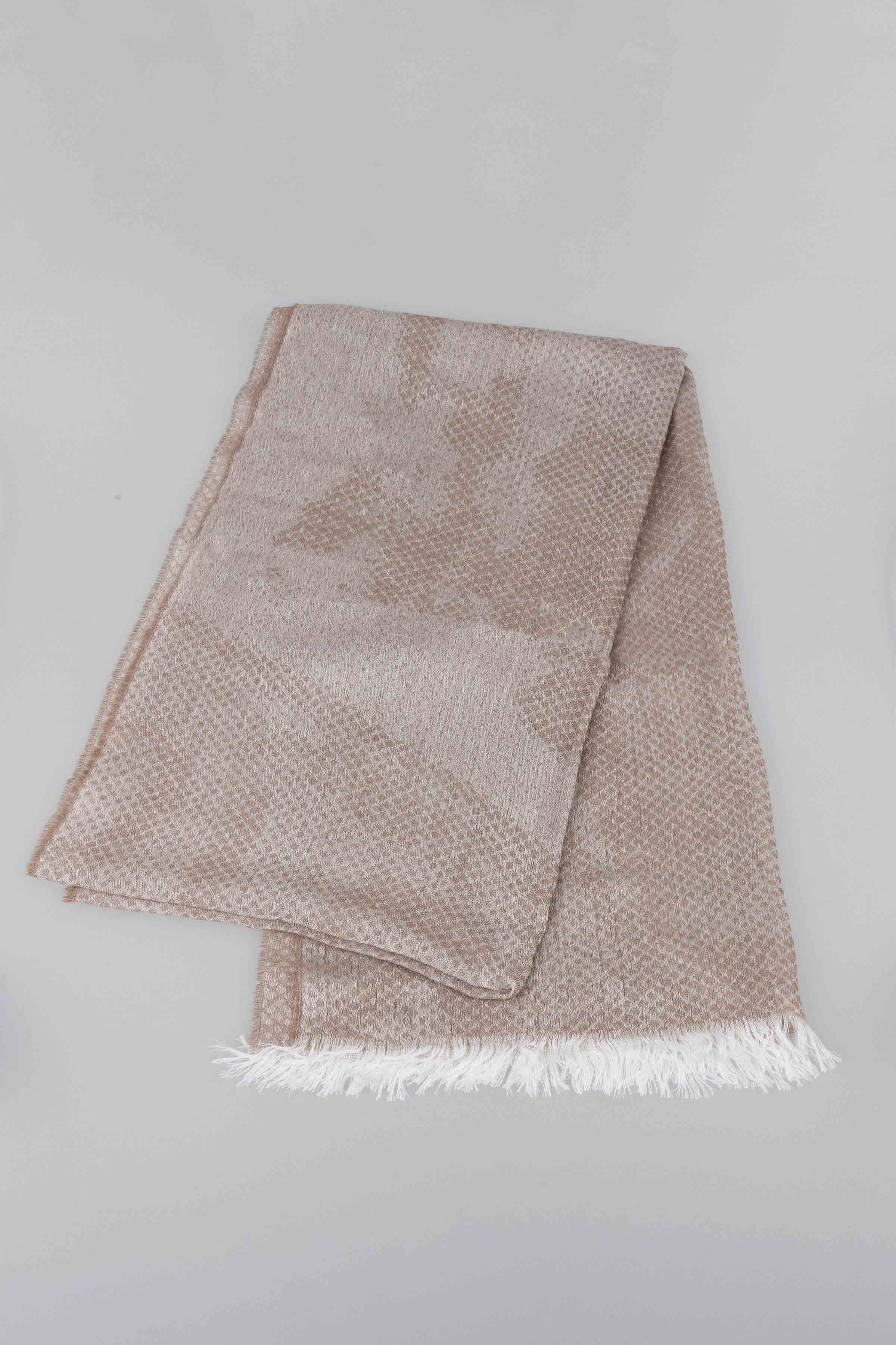 Палантин DIANORA 10 Серый (grise), 02 Лён (lin), 35 Синий (bleu), 59 Лайм (lime), 68 Изумруд (emeraude), 52 Цитрин (citrine), 01 Мел (craie) от Lesel (Лесель)! Заказывайте по ✆ 8 (800) 777 02 37