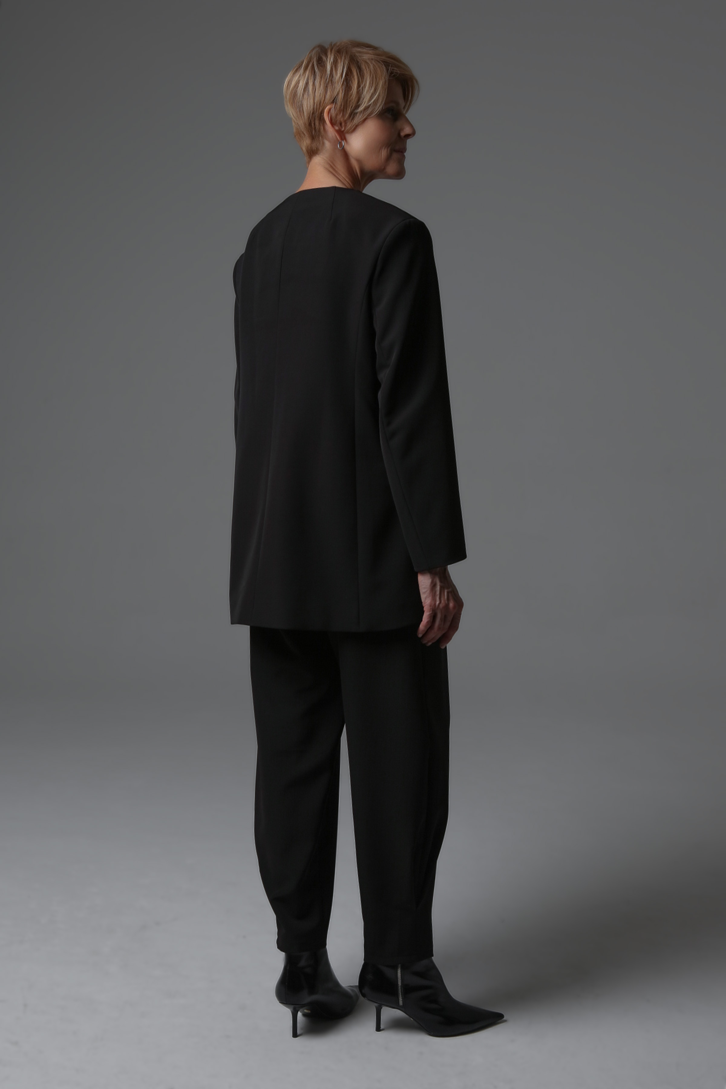 Жакет полуприталенный со складками 00 Черный (noir), 31 Шторм (tempete) от Lesel (Лесель)! Заказывайте по ✆ 8 (800) 777 02 37