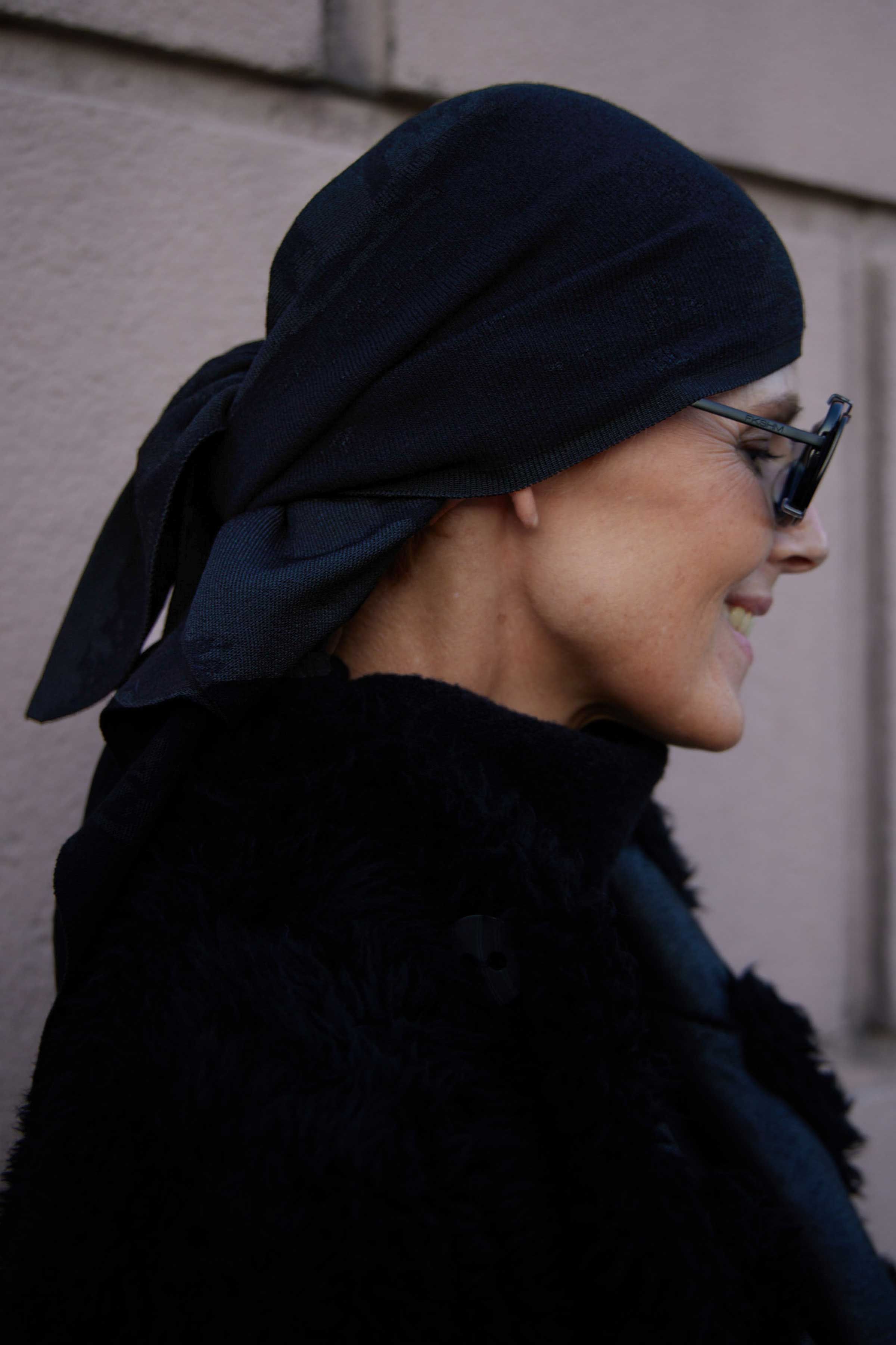 Косынка Кора 78 Полутень (penombre), 12 Серый камень (pierre grise), 00 Черный (noir) от Lesel (Лесель)! Заказывайте по ✆ 8 (800) 777 02 37