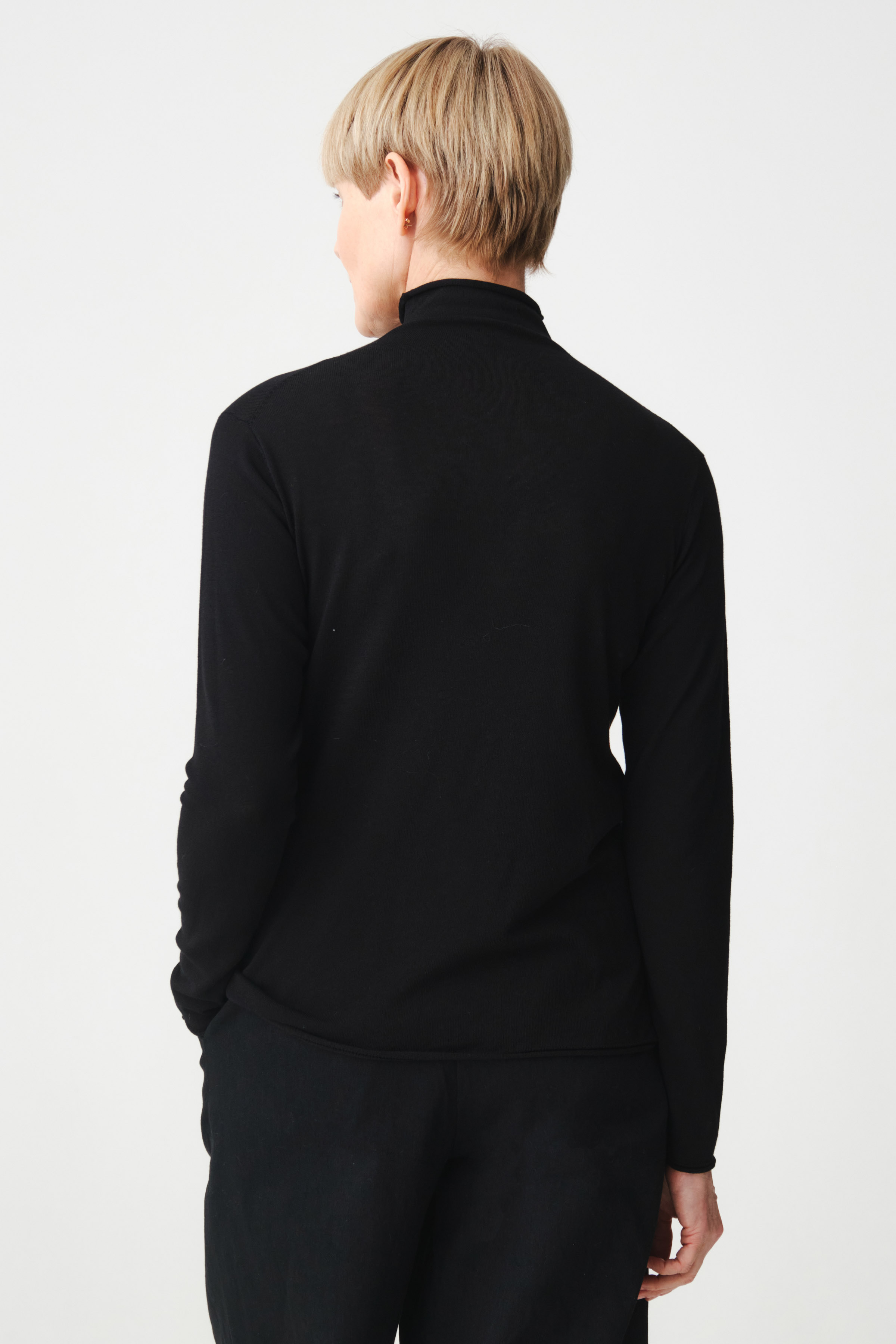 Джемпер водолазка с разрезом