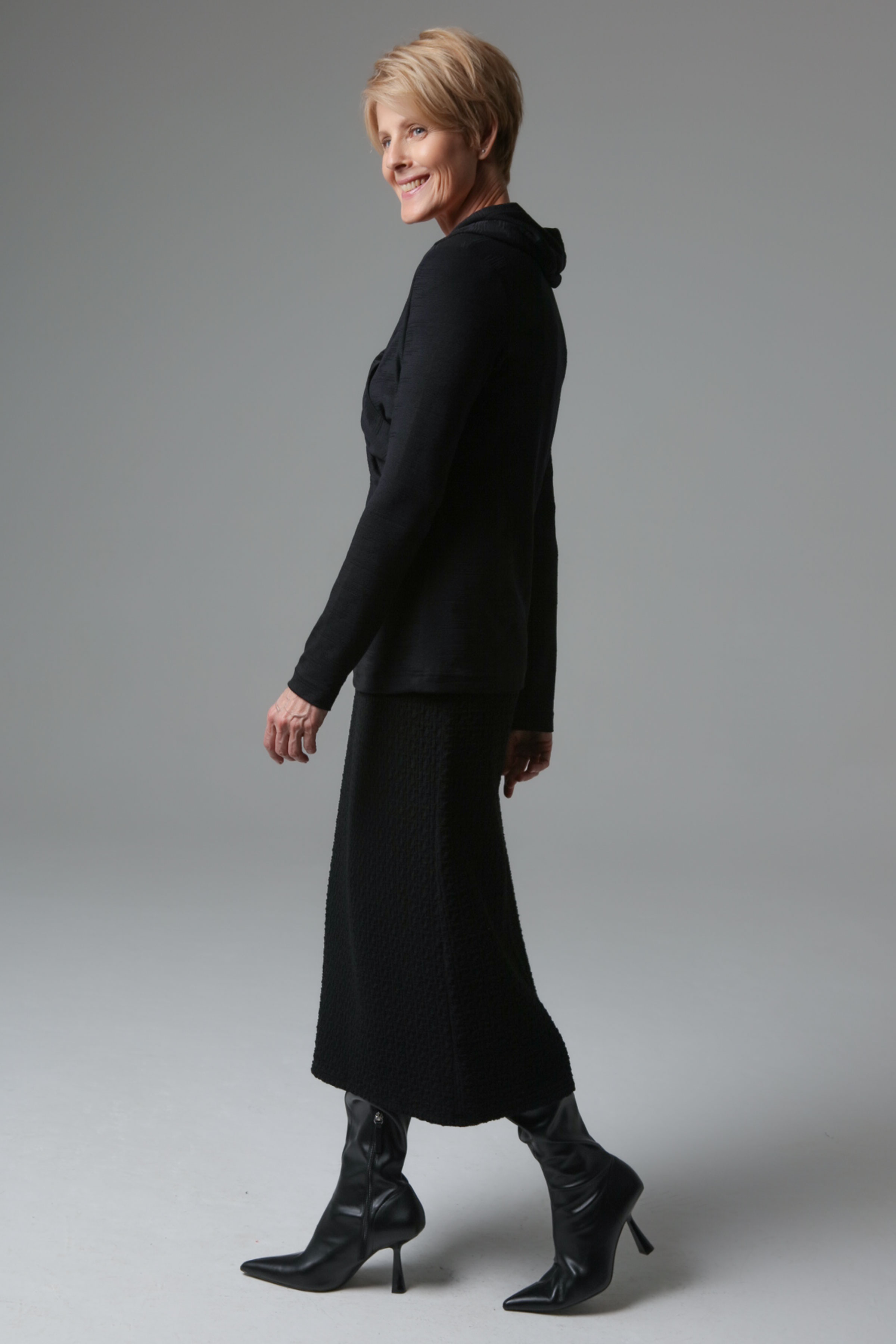 Блуза эластичная с капюшоном 00 Черный (noir) от Lesel (Лесель)! Заказывайте по ✆ 8 (800) 777 02 37