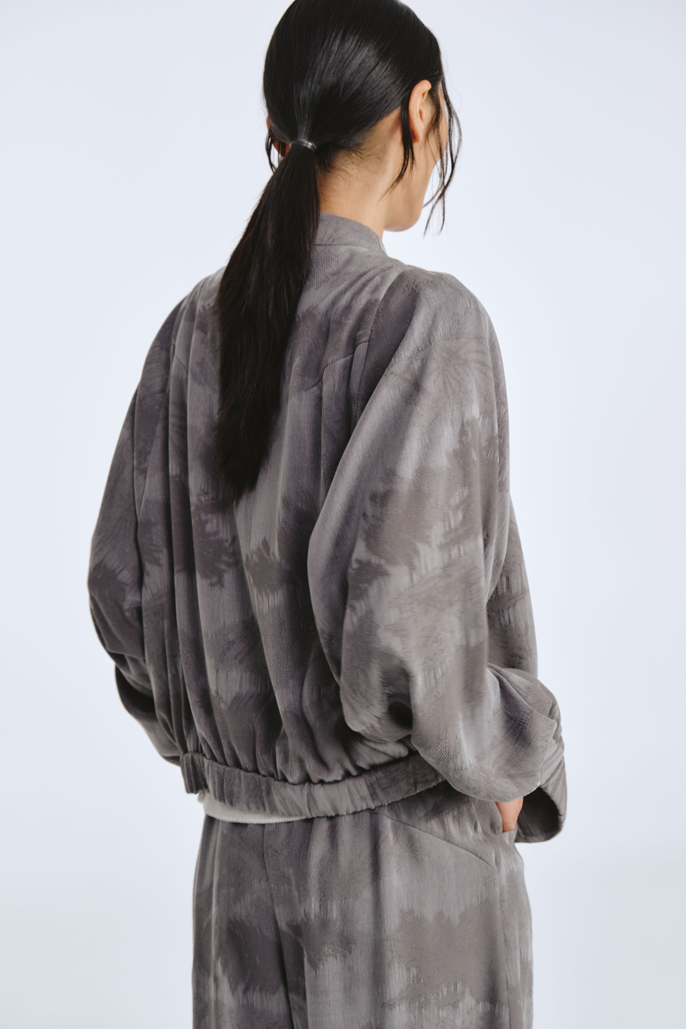 Куртка бомбер-ромб, жаккард 01 Серый перламутр (nacre gris), 00 Черный перламутр (nacre noire), 00 Черный (noir) от Lesel (Лесель)! Заказывайте по ✆ 8 (800) 777 02 37