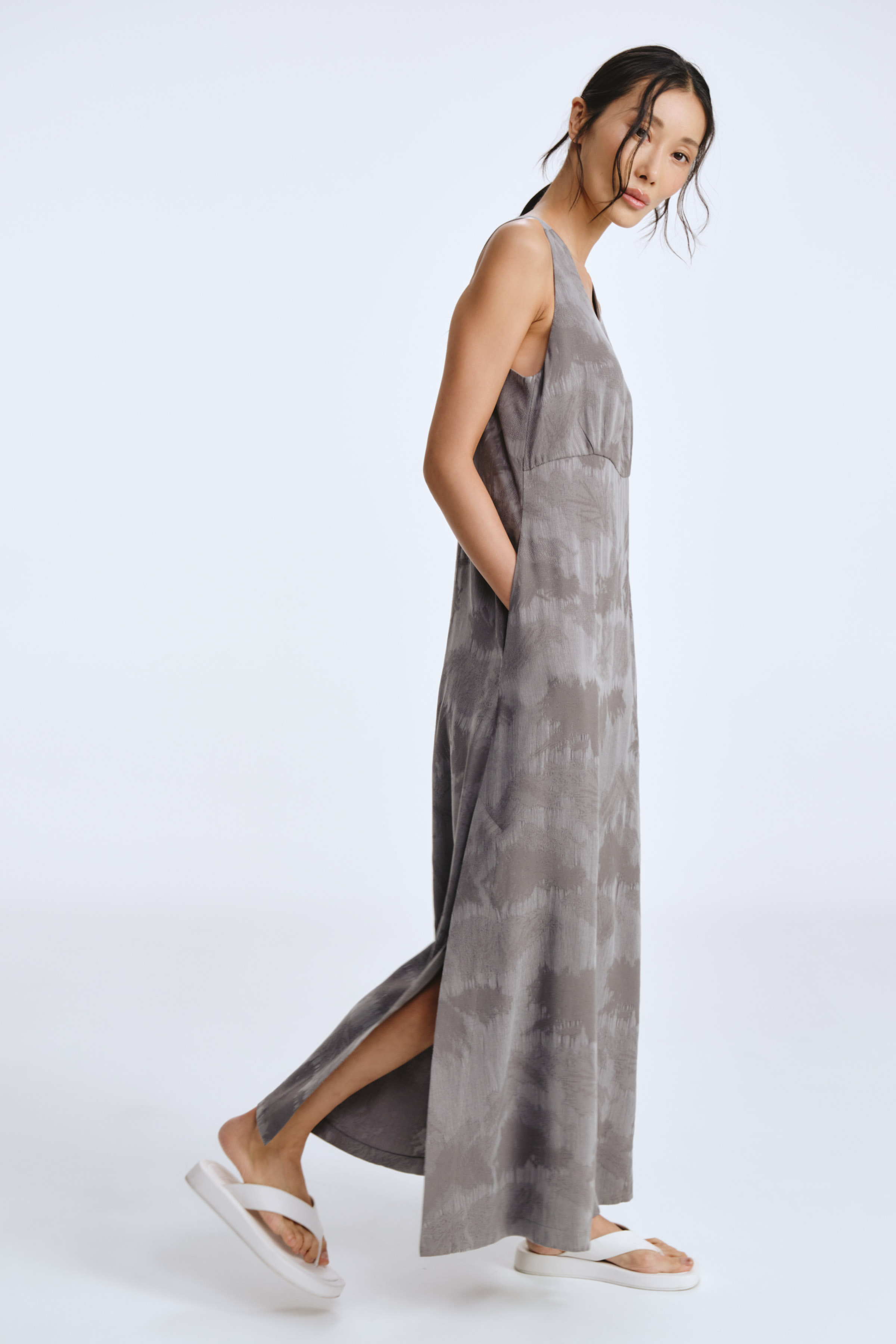 Платье прямое, широкие бретели, жаккард 01 Серый перламутр (nacre gris) от Lesel (Лесель)! Заказывайте по ✆ 8 (800) 777 02 37