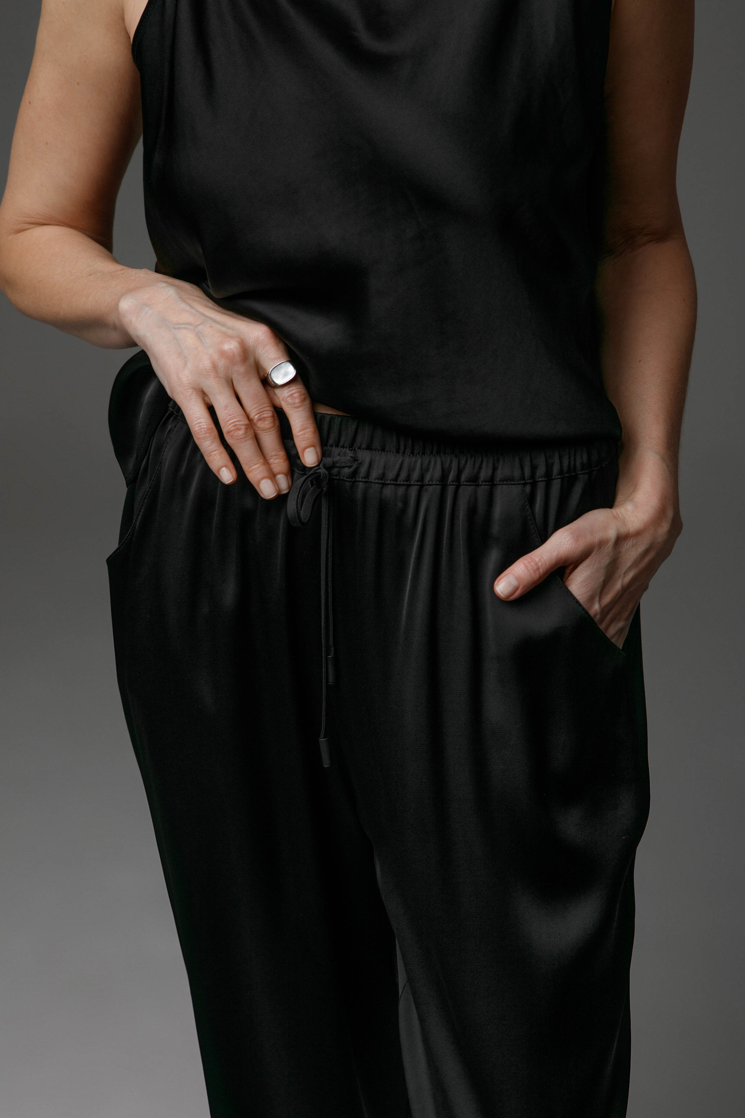 Брюки атласные джоггеры  от Lesel (Лесель)! Заказывайте по ✆ 8 (800) 777 02 37