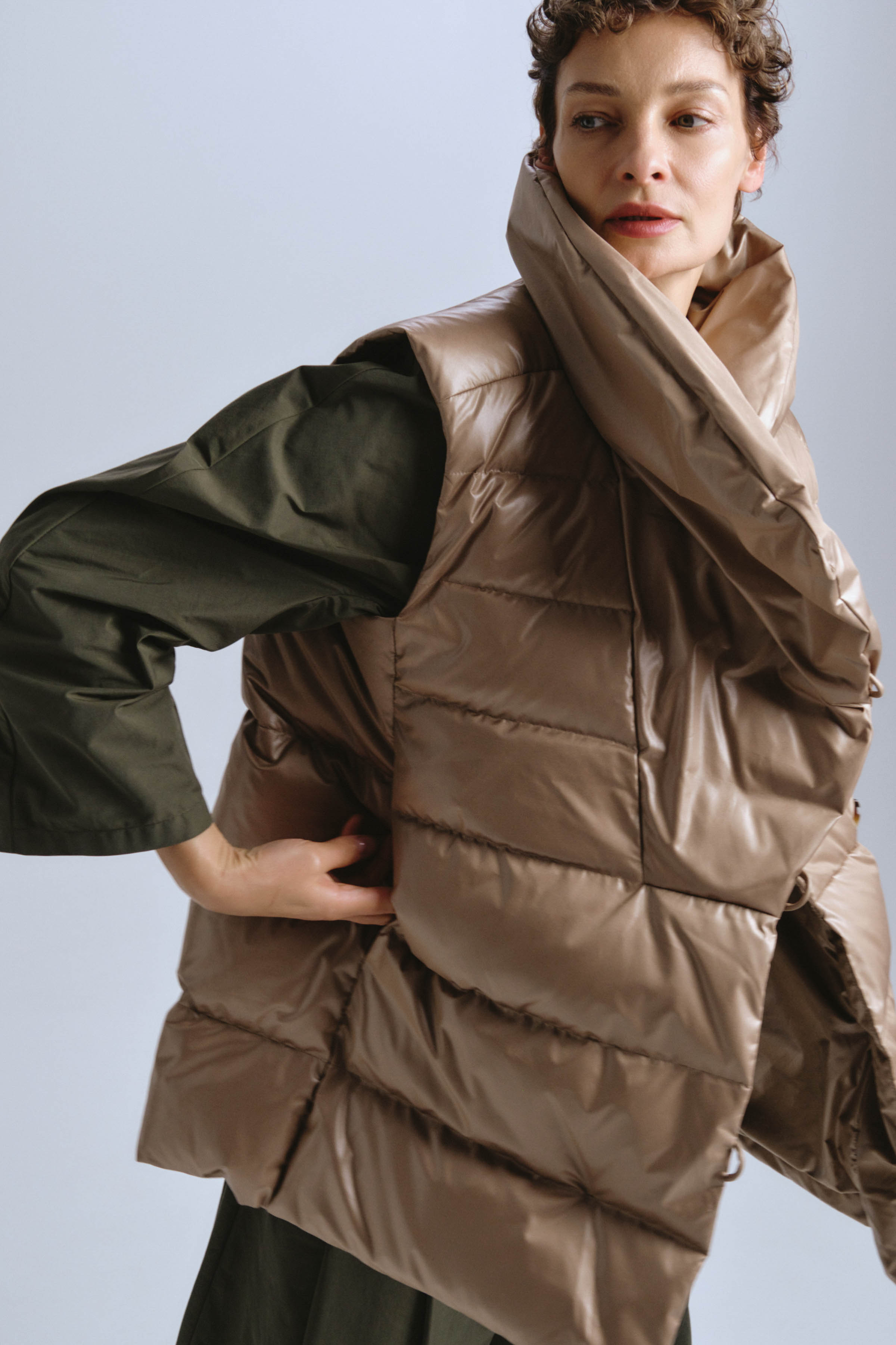 Жилет пуховый с навесными петлями 09 Крем-брюле (creme-brjule) от Lesel (Лесель)! Заказывайте по ✆ 8 (800) 777 02 37