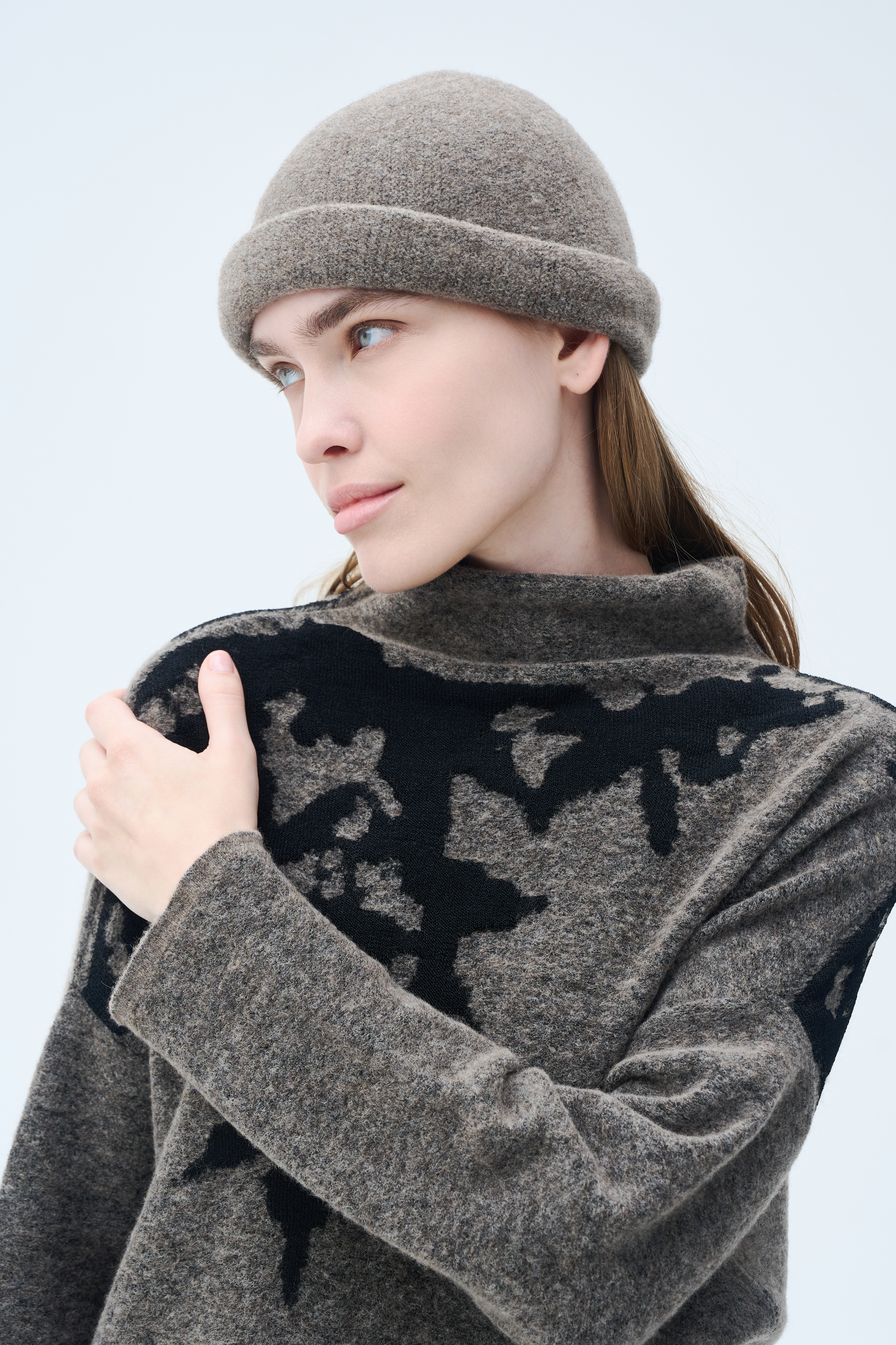 Шапка Овал 09 Беж-меланж (melange beige), 00 Черный (noir), 15 Серый меланж (melange gris), 34 Голубой лед (glace bleue), 62 Хризолит (chrysolithe) от Lesel (Лесель)! Заказывайте по ✆ 8 (800) 777 02 37