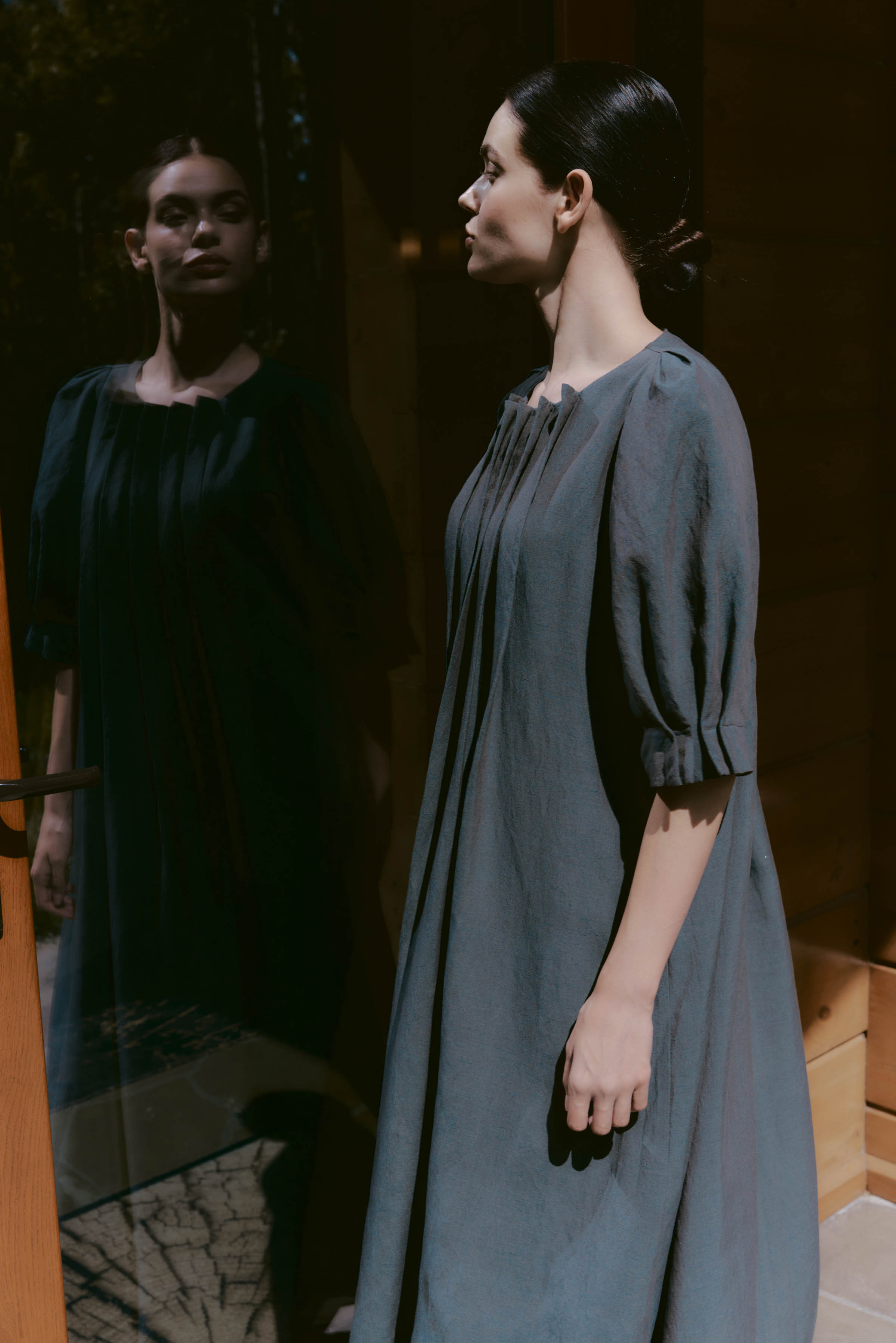 Платье с широкими защипами, лен 64 Эвкалипт (eucalyptus) от Lesel (Лесель)! Заказывайте по ✆ 8 (800) 777 02 37