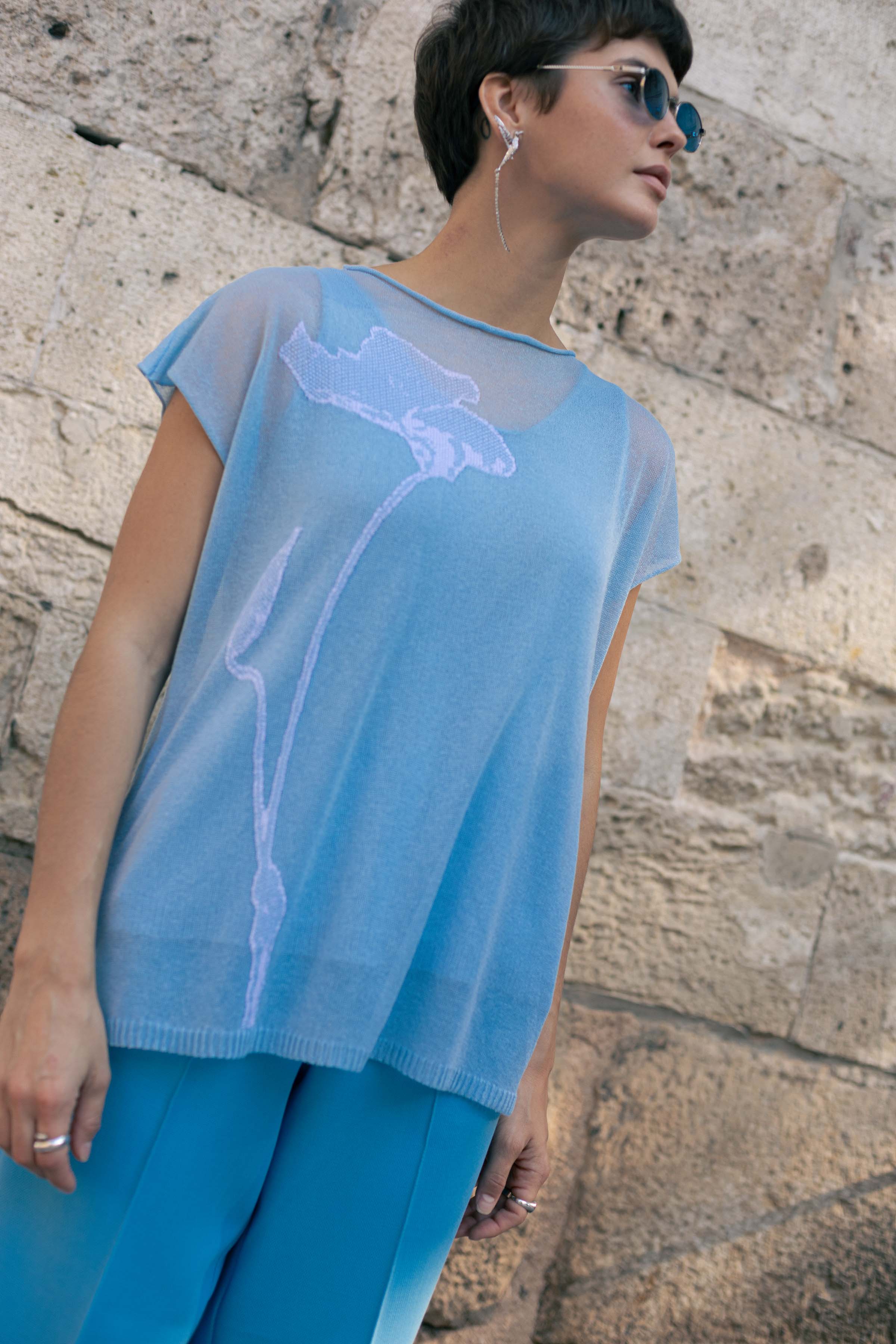 Джемпер с коротким рукавом Цветок с бутоном  от Lesel (Лесель)! Заказывайте по ✆ 8 (800) 777 02 37