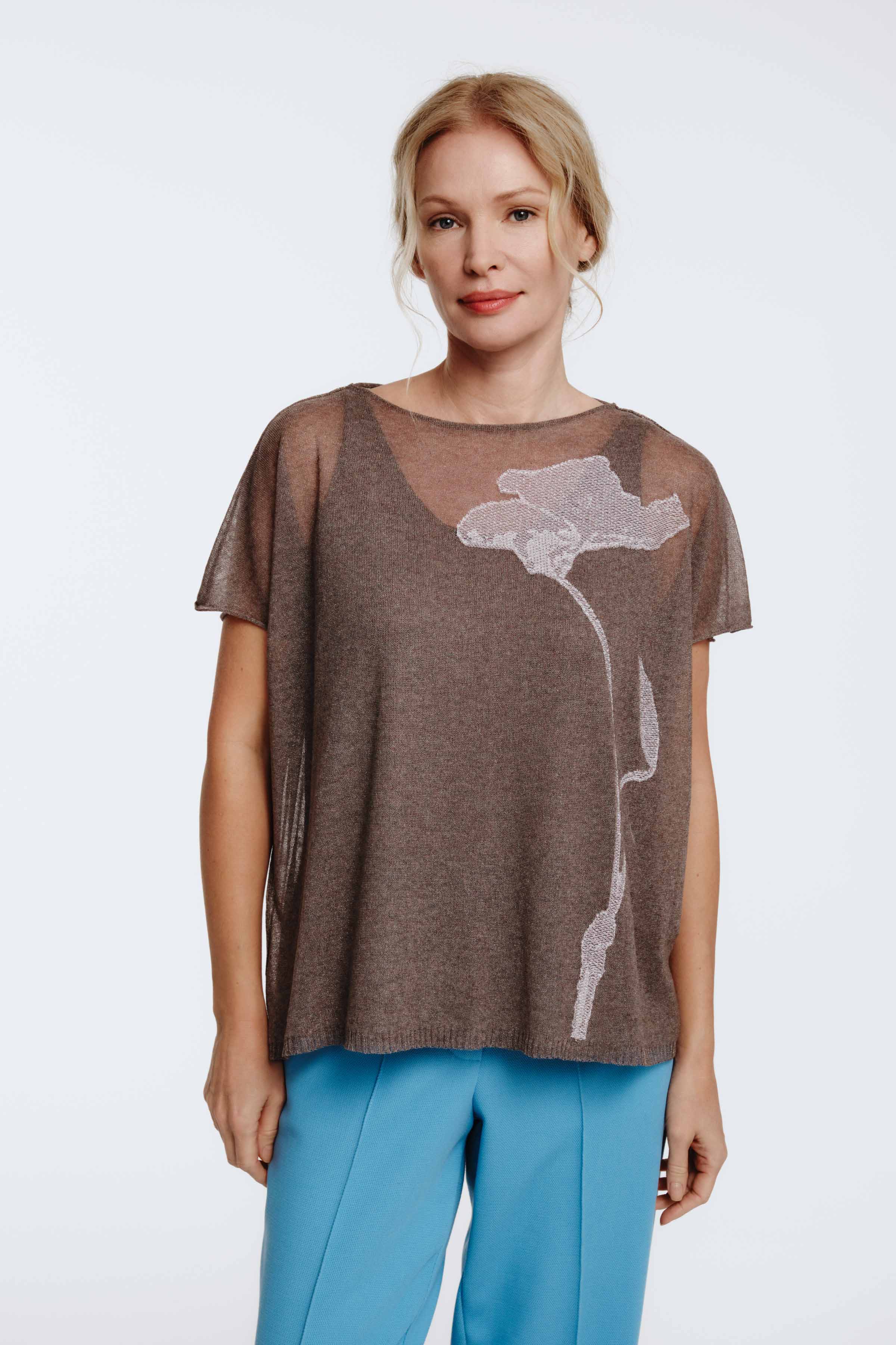 Джемпер с коротким рукавом Цветок с бутоном  от Lesel (Лесель)! Заказывайте по ✆ 8 (800) 777 02 37