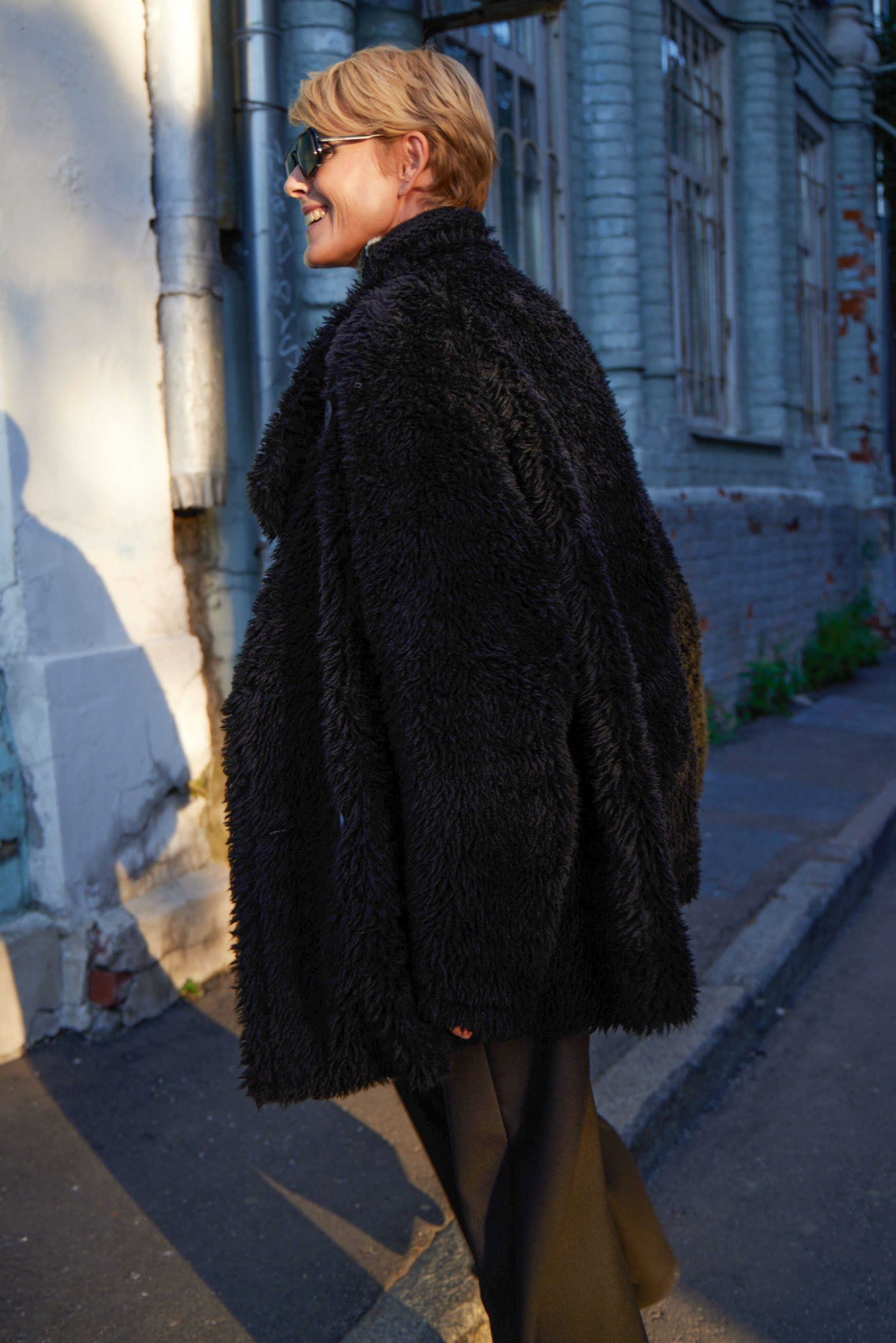 Пальто дубленка, с лацканами и воротником-стойкой средняя