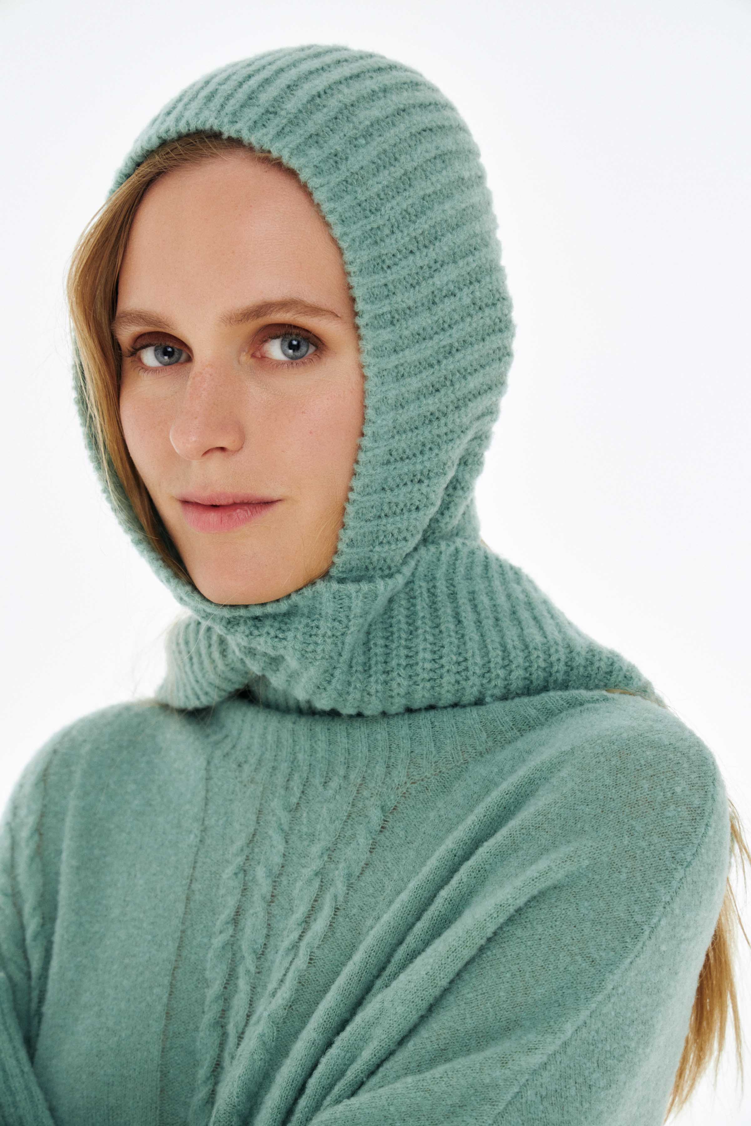 Шапка с ушками 62 Хризолит (chrysolithe), 36 Бирюза (turguoise), 09 Беж-меланж (melange beige), 00 Черный (noir), 31 Фиолетовый (violet), 41 Розовый мрамор (marbre rose), 43 Цикламен (cyclamen) от Lesel (Лесель)! Заказывайте по ✆ 8 (800) 777 02 37