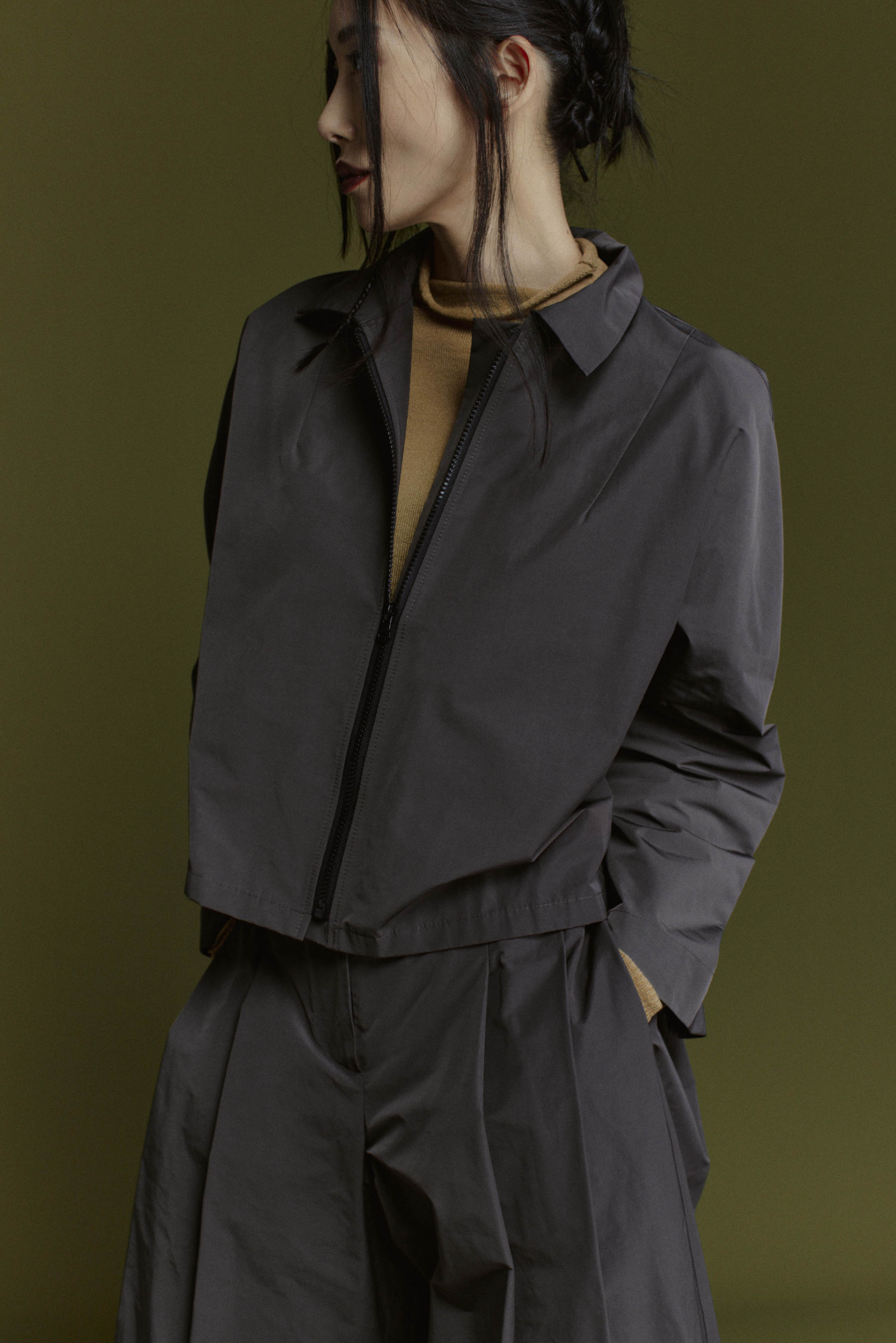 Жакет на молнии, с фигурными ластовицами 78 Полутень (penombre), 00 Черный (noir), 09 Крем-брюле (creme-brjule), 79 Гербарий (herbal) от Lesel (Лесель)! Заказывайте по ✆ 8 (800) 777 02 37