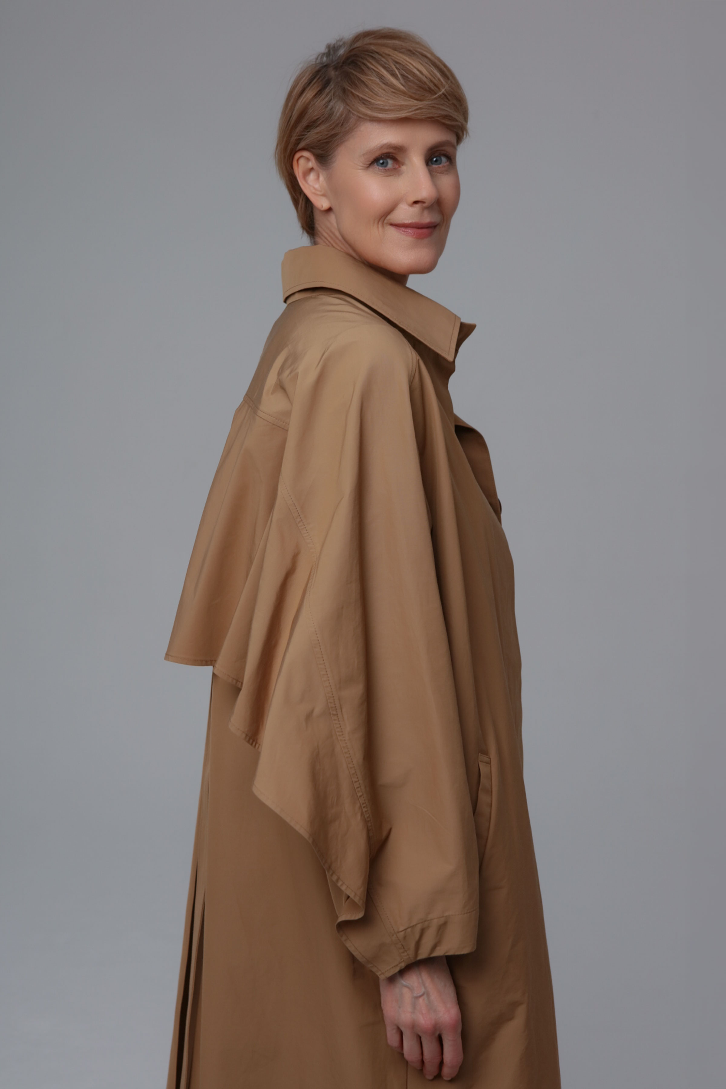 Тренч прямой Крылатый 09 Крем-брюле (creme-brjule) от Lesel (Лесель)! Заказывайте по ✆ 8 (800) 777 02 37