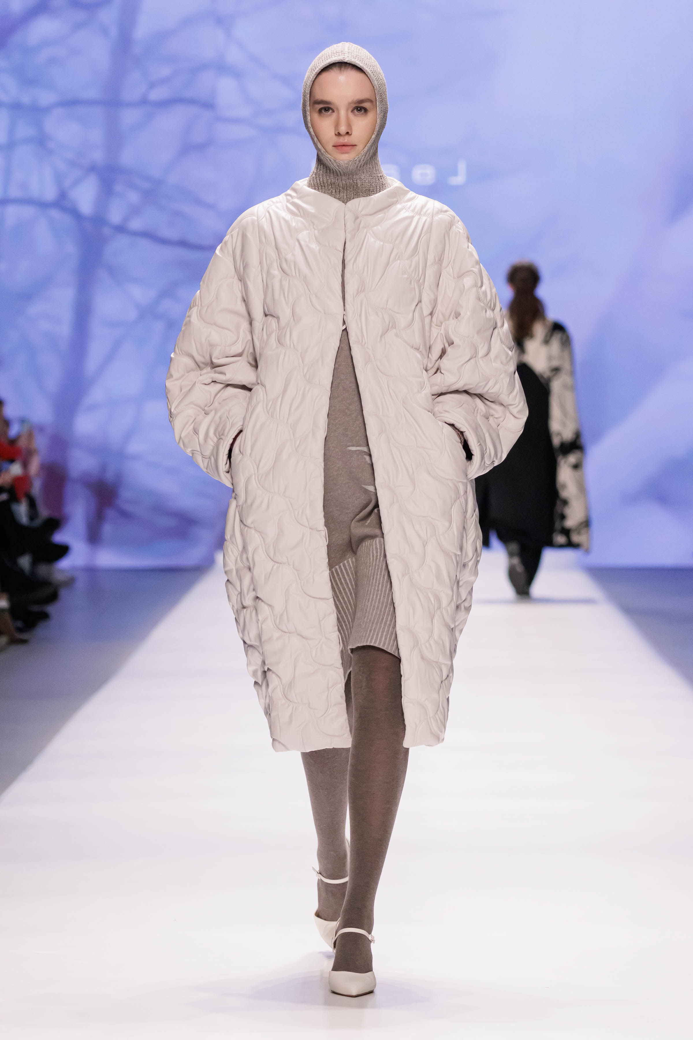 Пальто бомбер удлиненный с капюшоном эко-кожа 01 Мел (craie) от Lesel (Лесель)! Заказывайте по ✆ 8 (800) 777 02 37