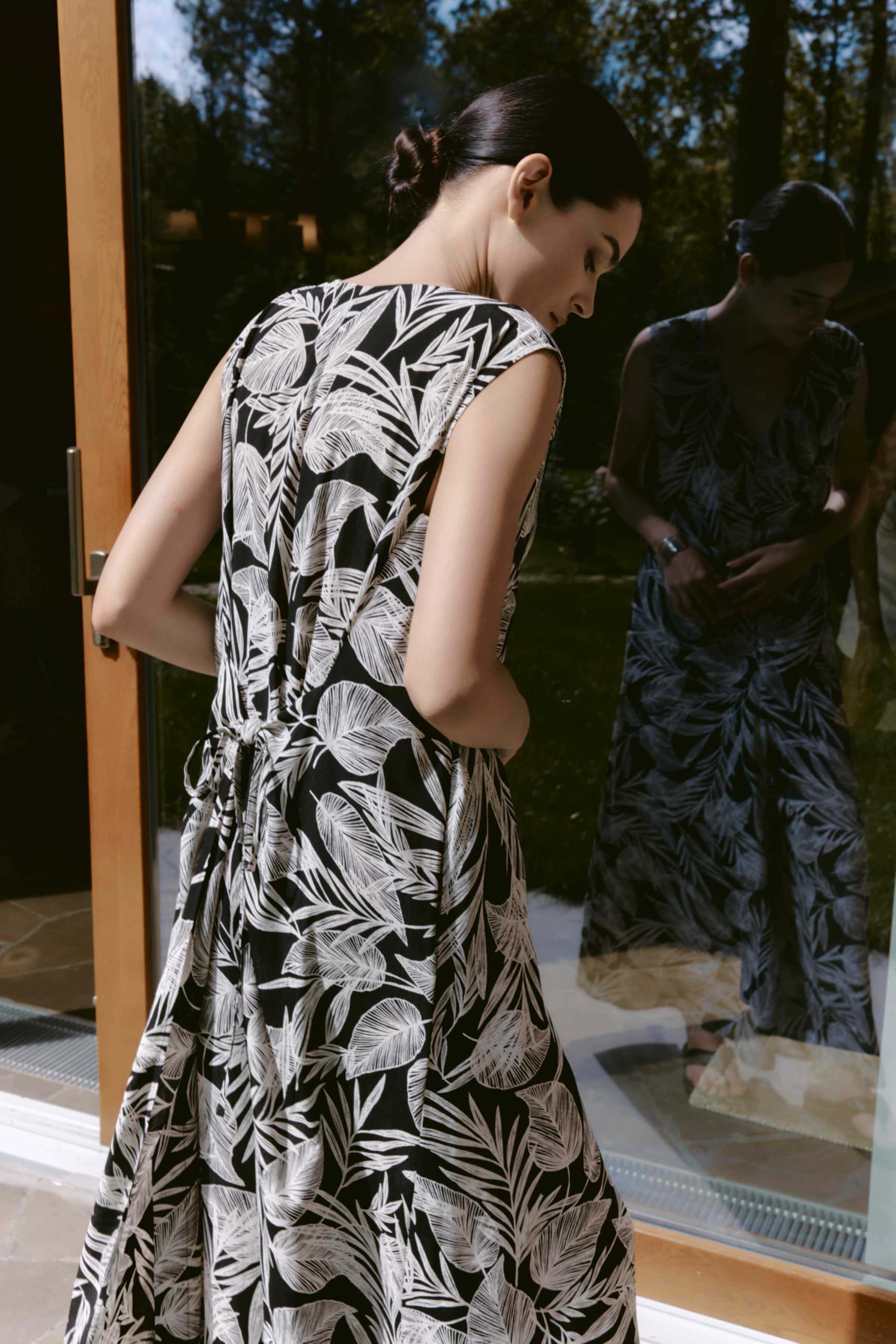 Комбинезон Листья с отлетными деталями 00 Черный (noir), 03 Кварц (quartz) от Lesel (Лесель)! Заказывайте по ✆ 8 (800) 777 02 37