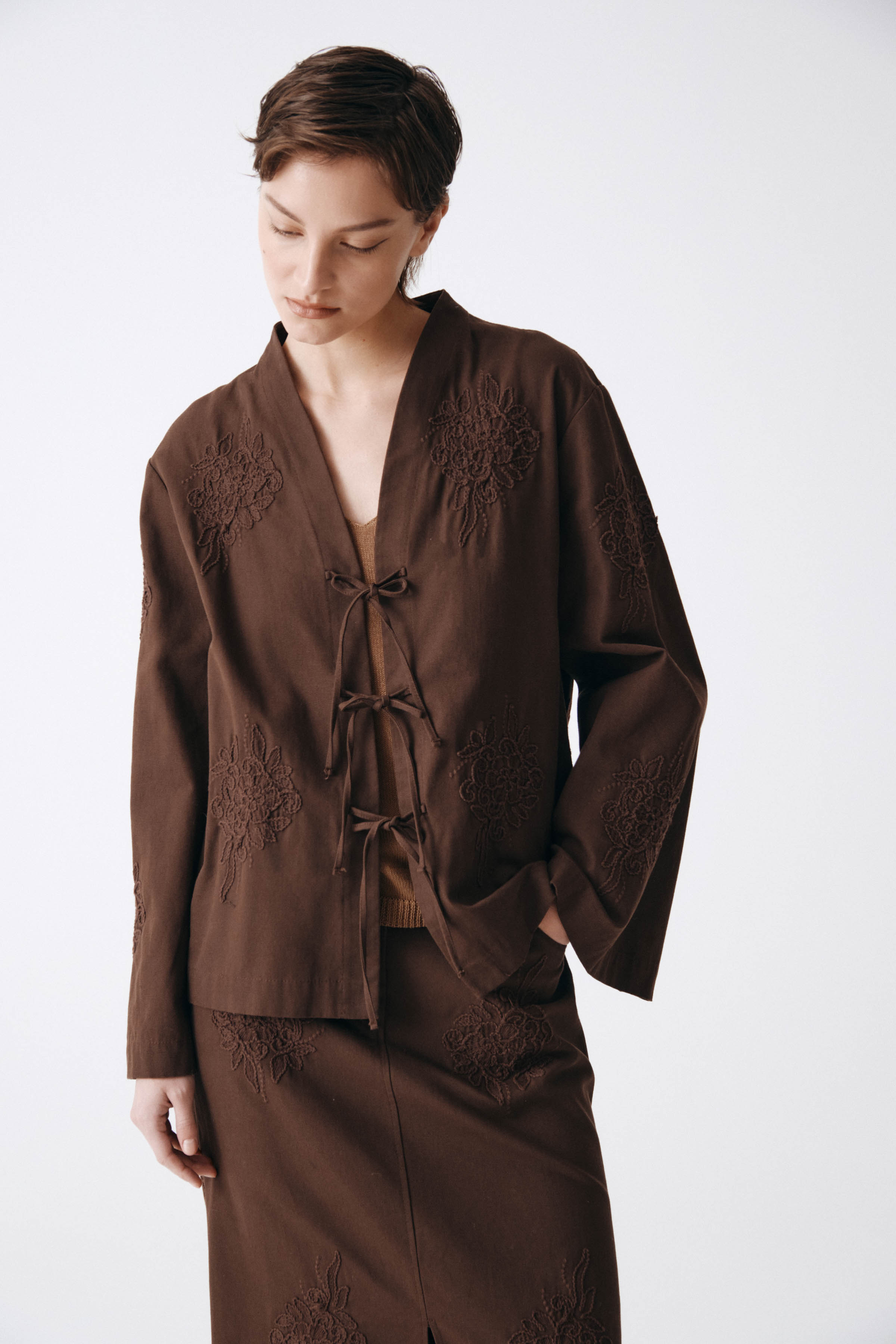 Жакет накидка с вышивкой, короткий