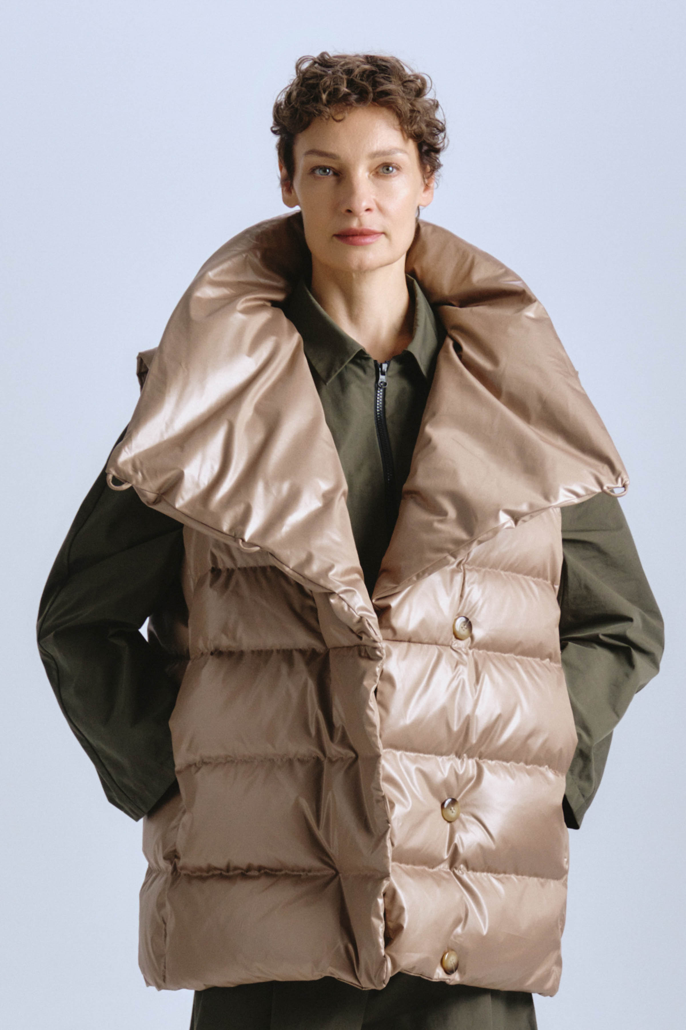 Жилет пуховый с навесными петлями 09 Крем-брюле (creme-brjule) от Lesel (Лесель)! Заказывайте по ✆ 8 (800) 777 02 37